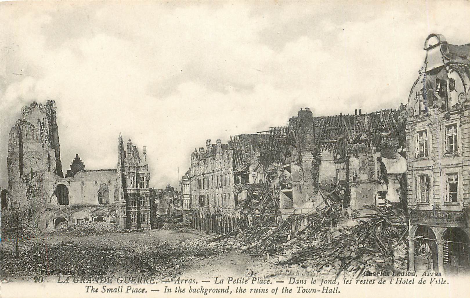 CPA La Grande Guerre Arras La Petite Place