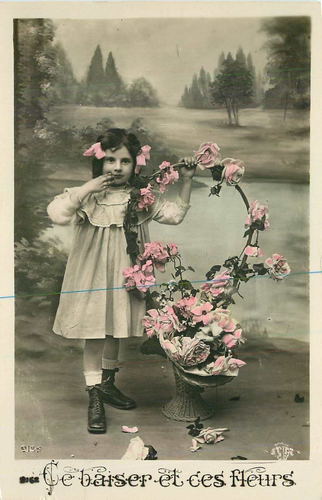 CPA Te baiser et ces fleurs Enfant