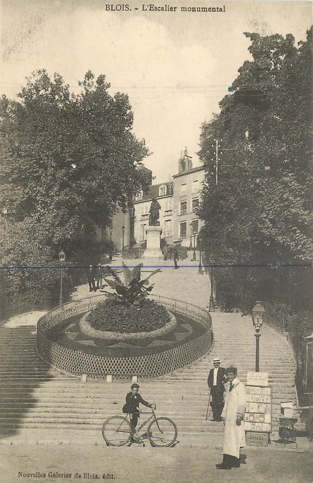 CPA Blois L'Escalier Monumental 