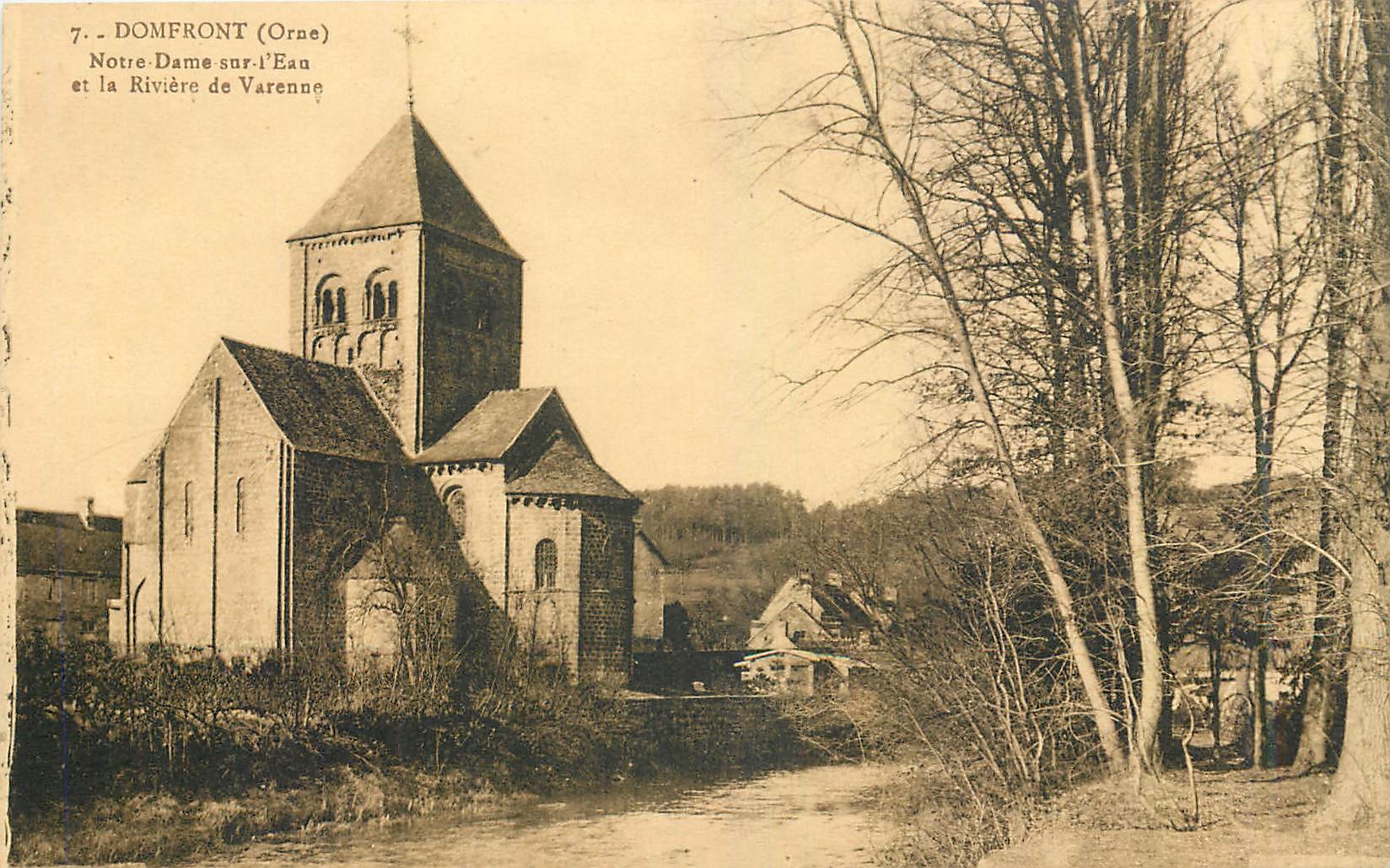 CPA Domfront Orne Notre Dame sur l'Eau et la Riviere de Varenne