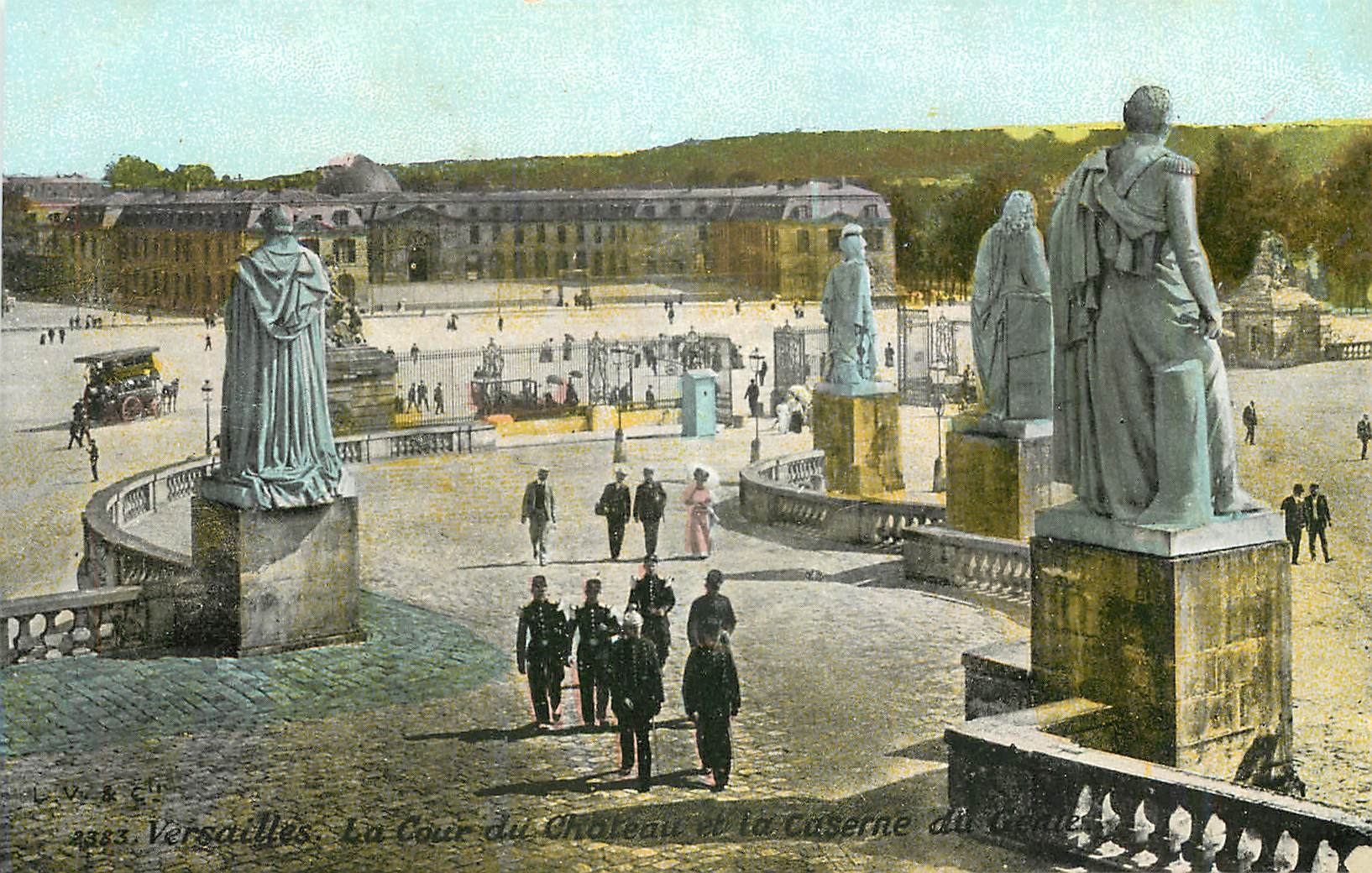CPA Versailles La Cour du Chateau et la Caserne 