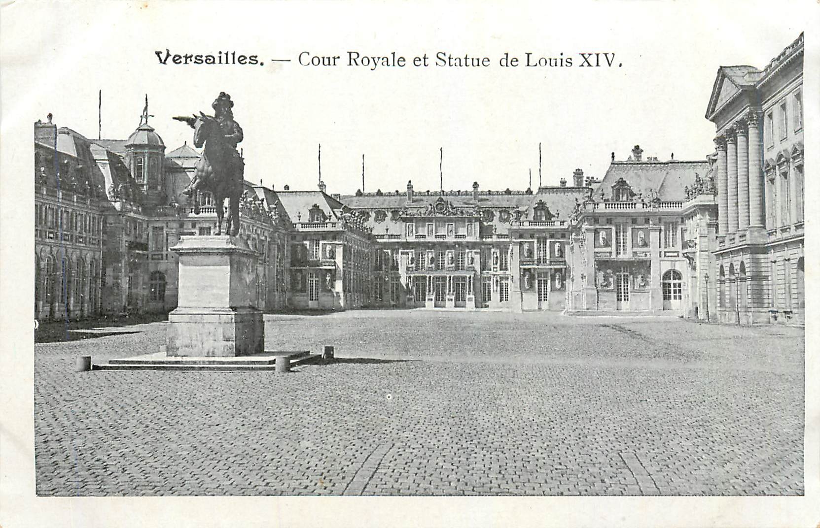 CPA Versailles Cour Royale et Statue de Louis XIV 