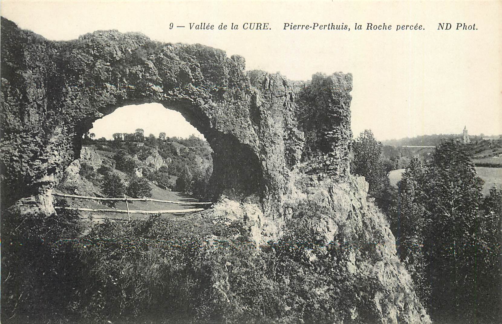 CPA Vallee de la Cure Pierre Perthuis la Roche percee