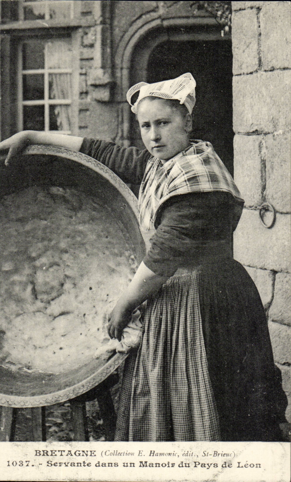 Brittany Maidservant in a Manor of the Country of Leon-CPA