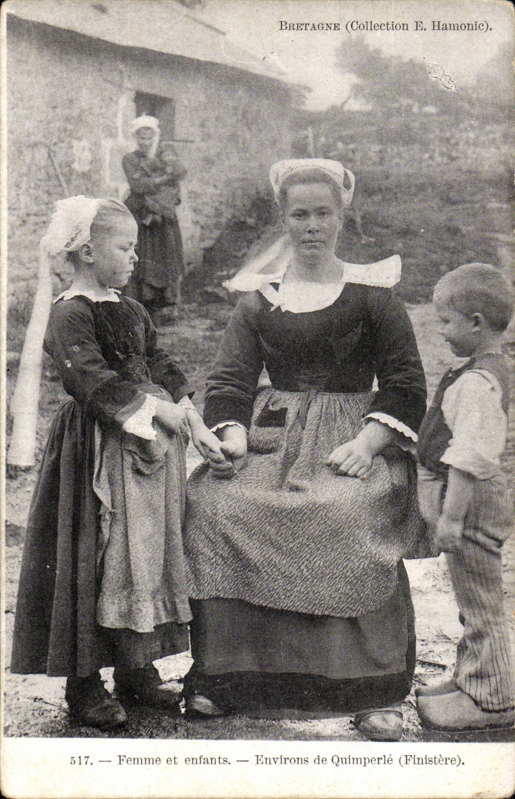 Brittany Woman and children Surroundings of Quimperle (Finistere) - CPA