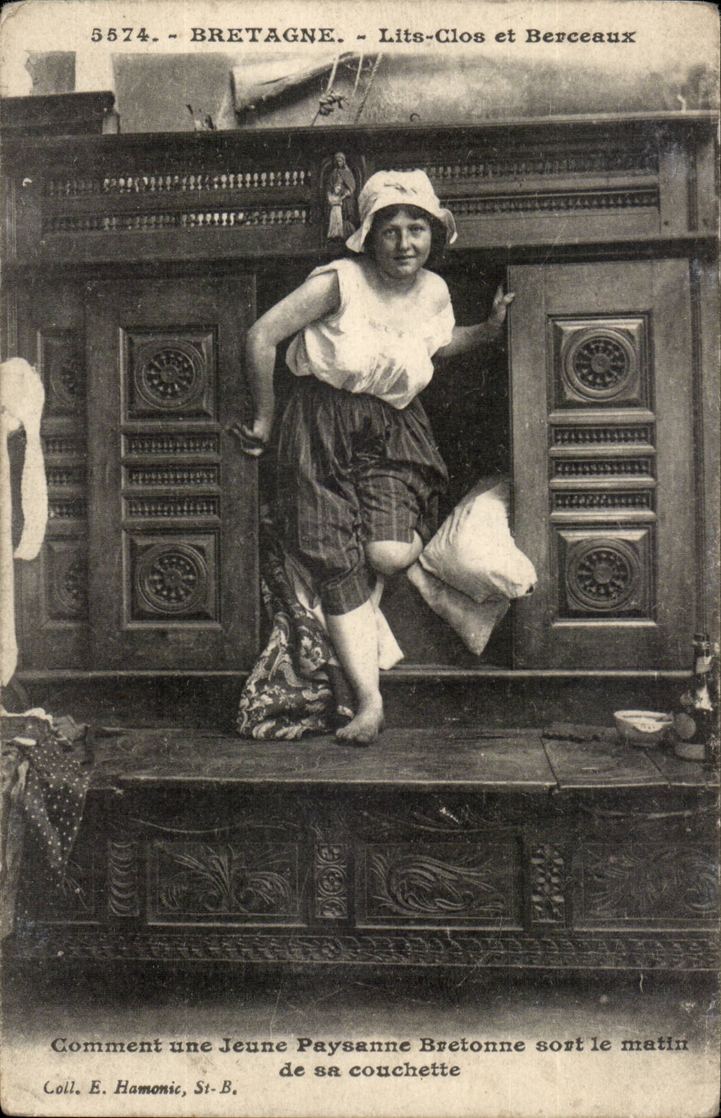 Brittany Closed Beds and Cradles How a Breton Peasant Young person leaves the morning his berth - CPA