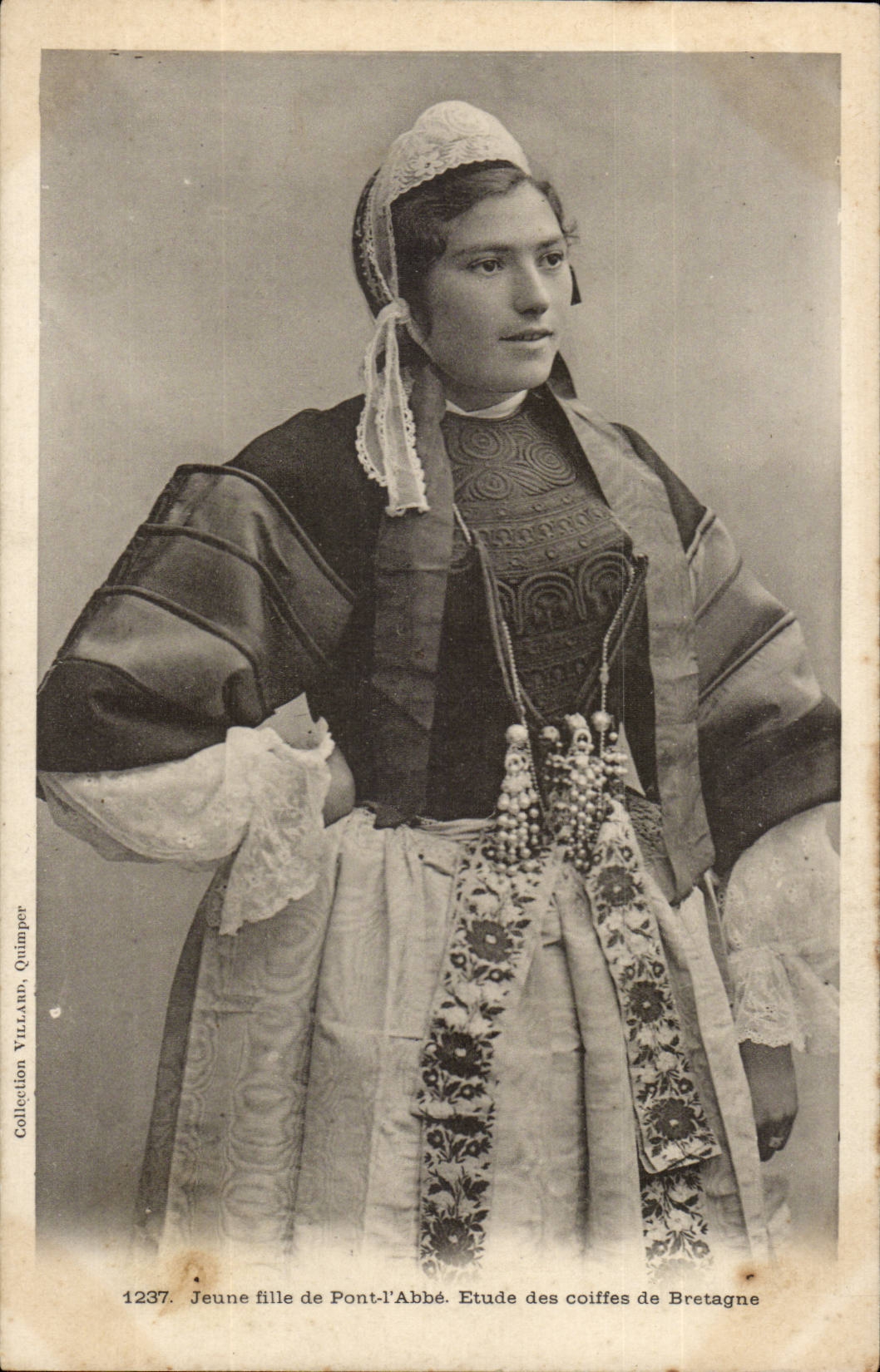 Brittany Girl of Bridge the Abbot Details of the caps of Brittany CPA