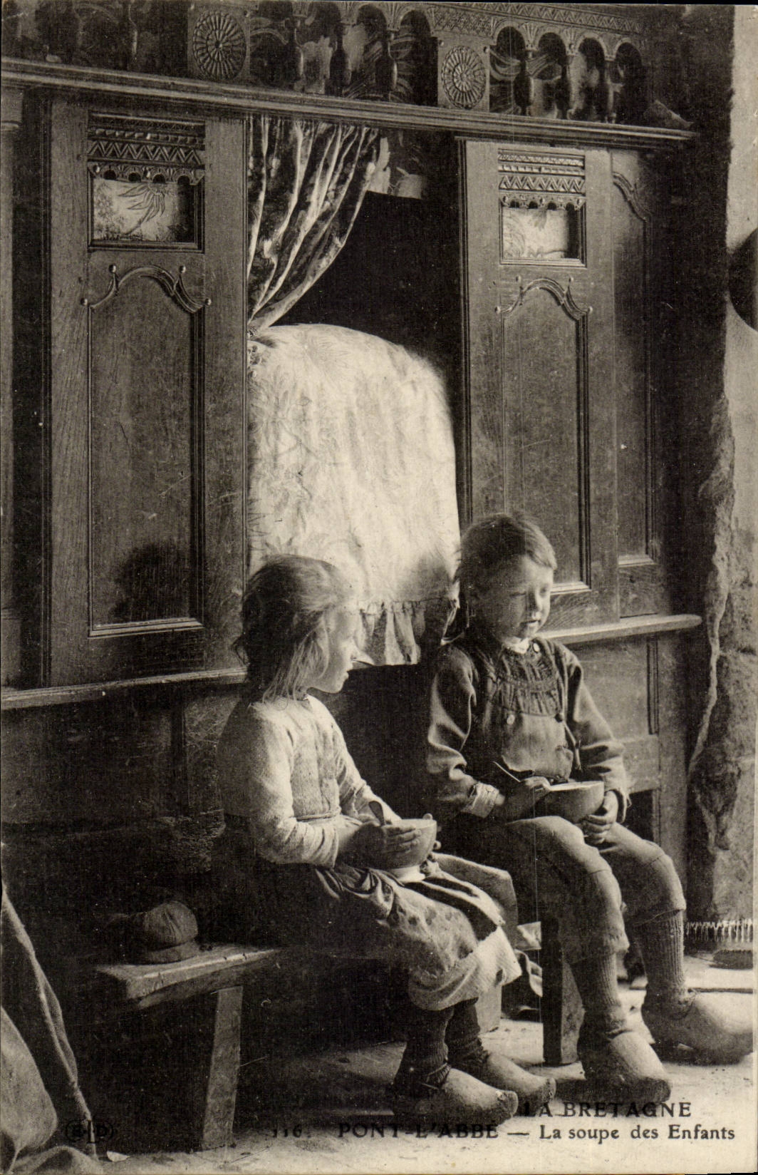 Brittany Bridge-The Abbot the soup of the Children-CPA