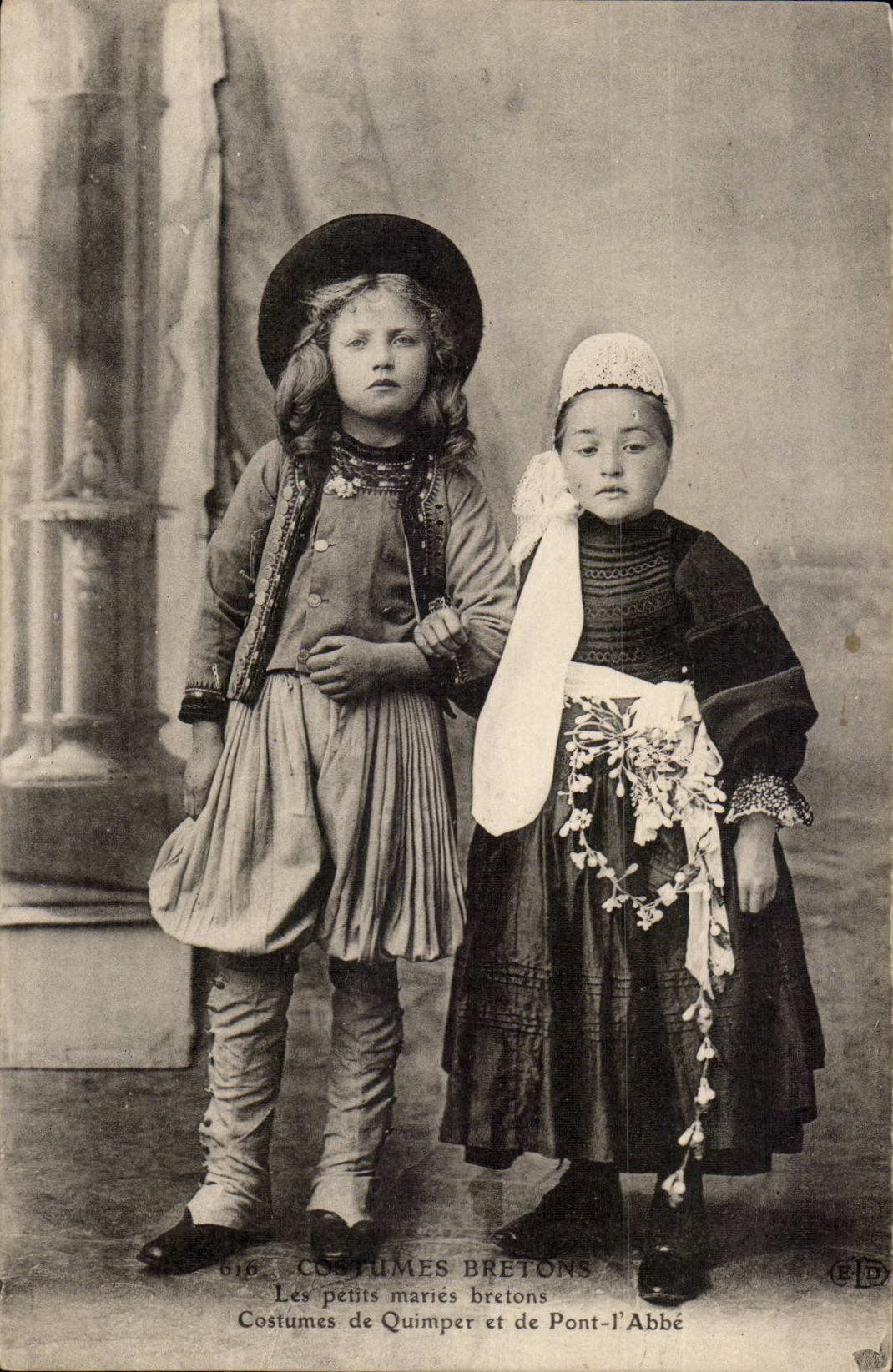 Brittany Costumes Brittany the small ones marry Breton Costumes of Quimper and Bridge the Abbot-CPA