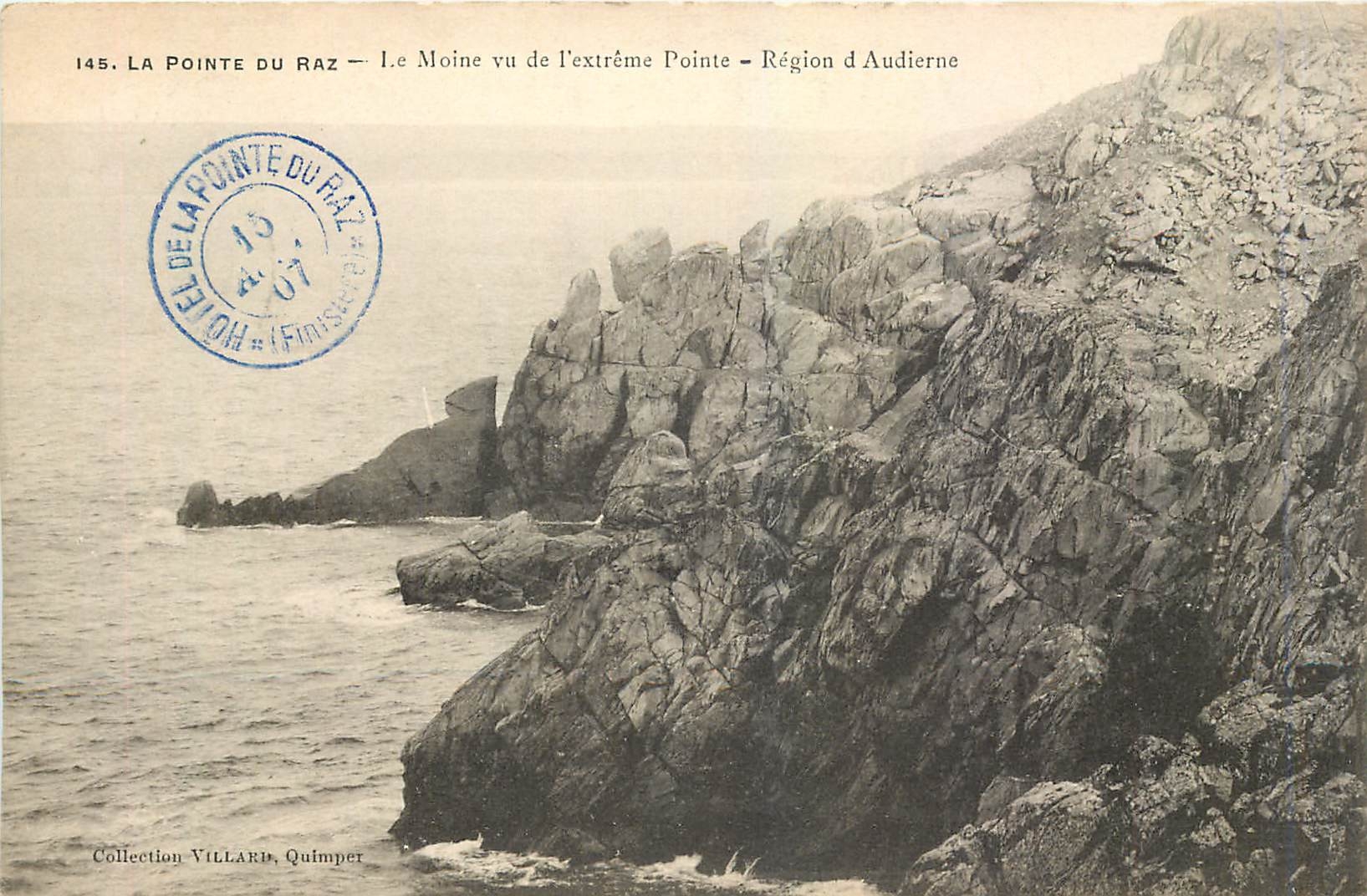 CPA La Pointe du Raz Le Moine vu de l'Extreme Pointe