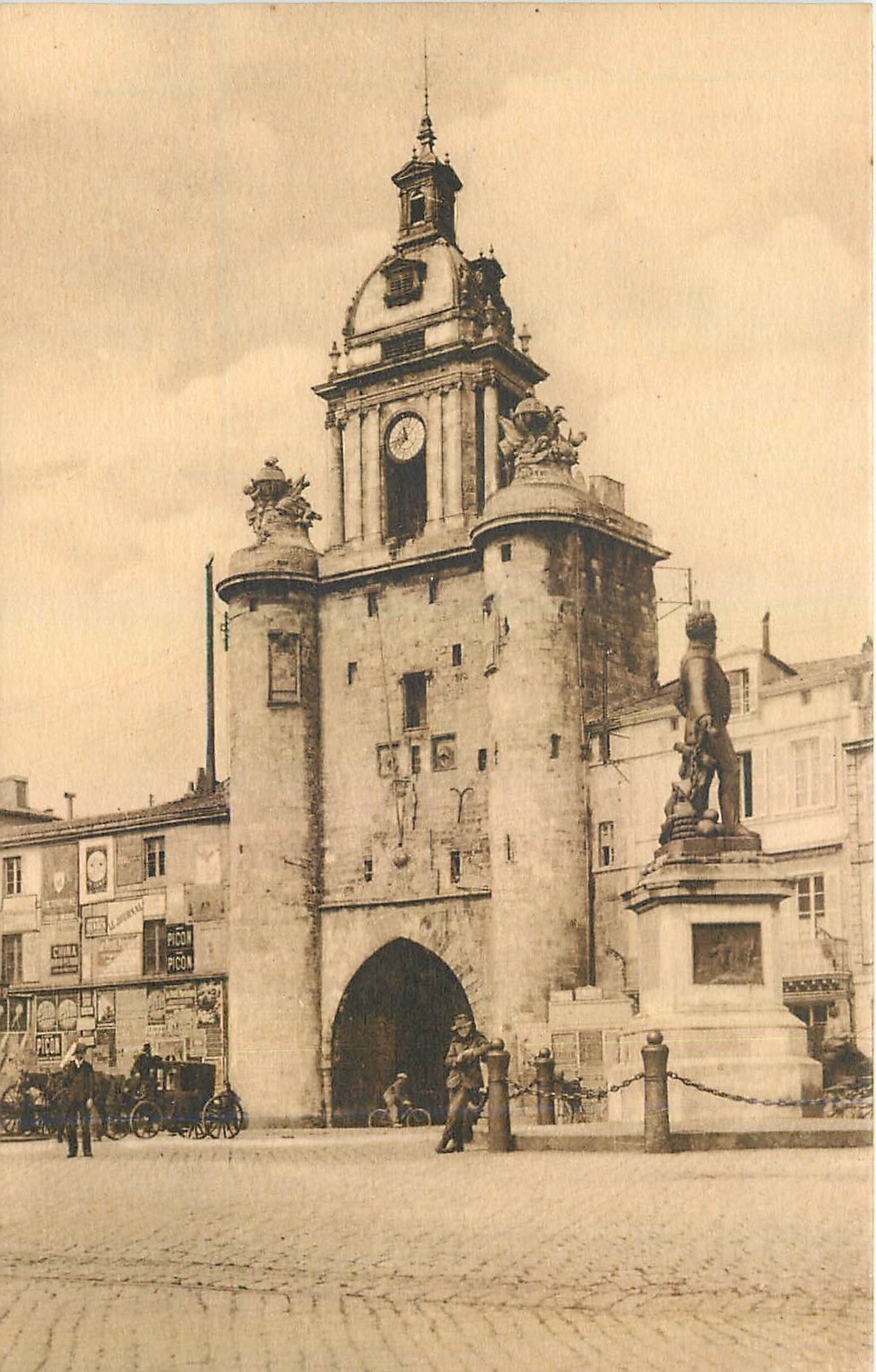 CPA La Rochelle La Grosse Horloge qui etait percee dans les Remparts 