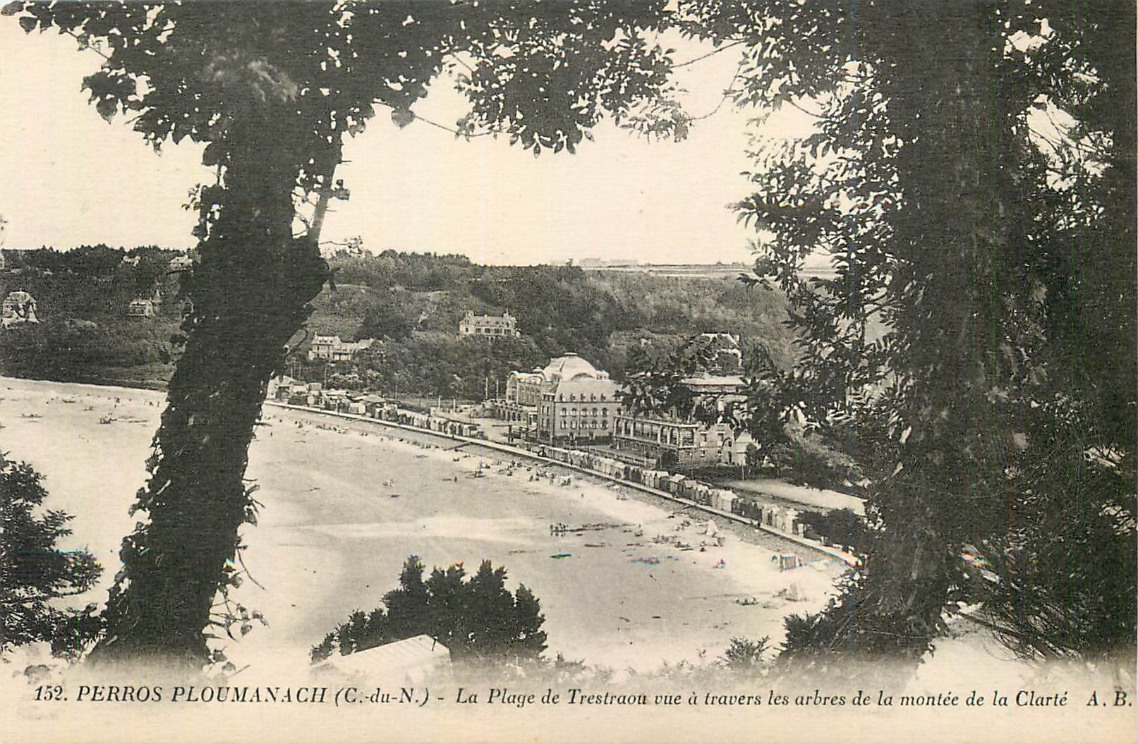 CPA Perros Ploumanach C du N La Plage de Trestraou vue a travers de la montee de la Clarte 