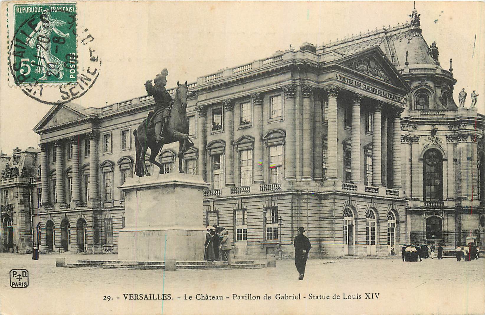 CPA Versailles Le Chateau Pavillon de Gabriel Statue de Louis XIV 