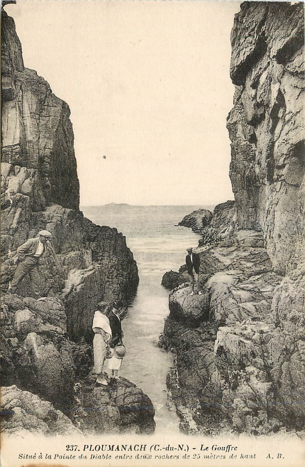 CPA Ploumanach C du N Le Gouffre 