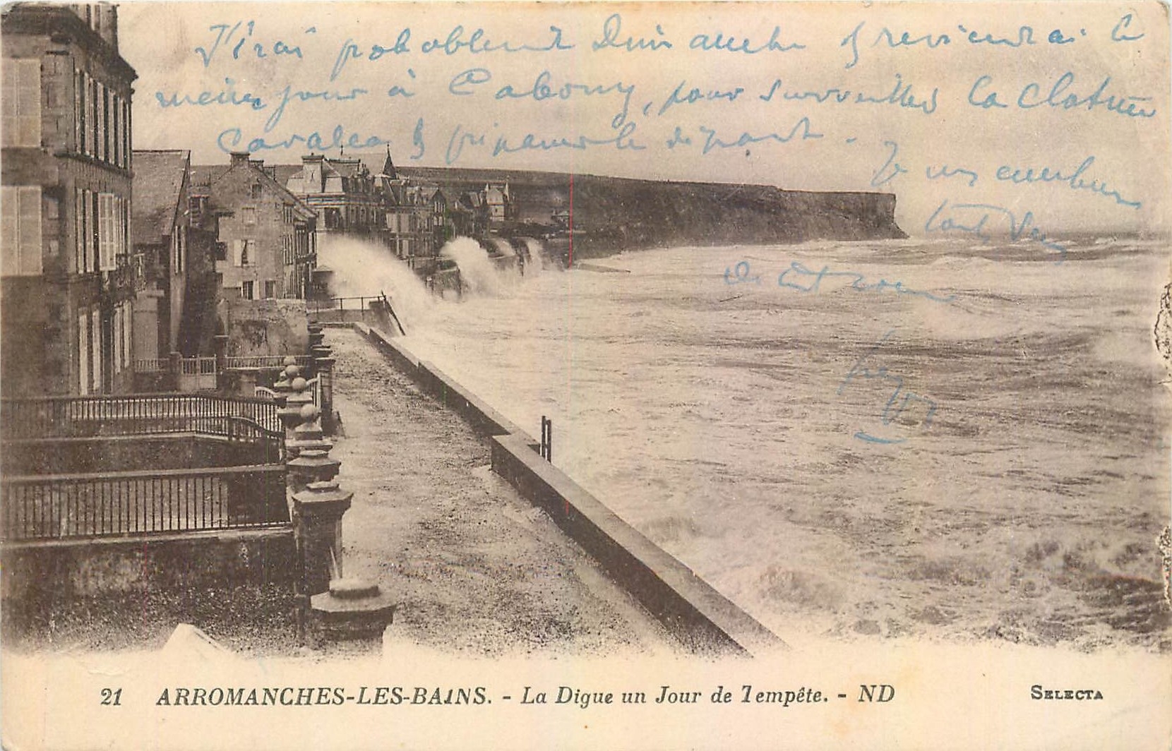 CPA Arromanches Les Bains La Digue un Jour de Tempete