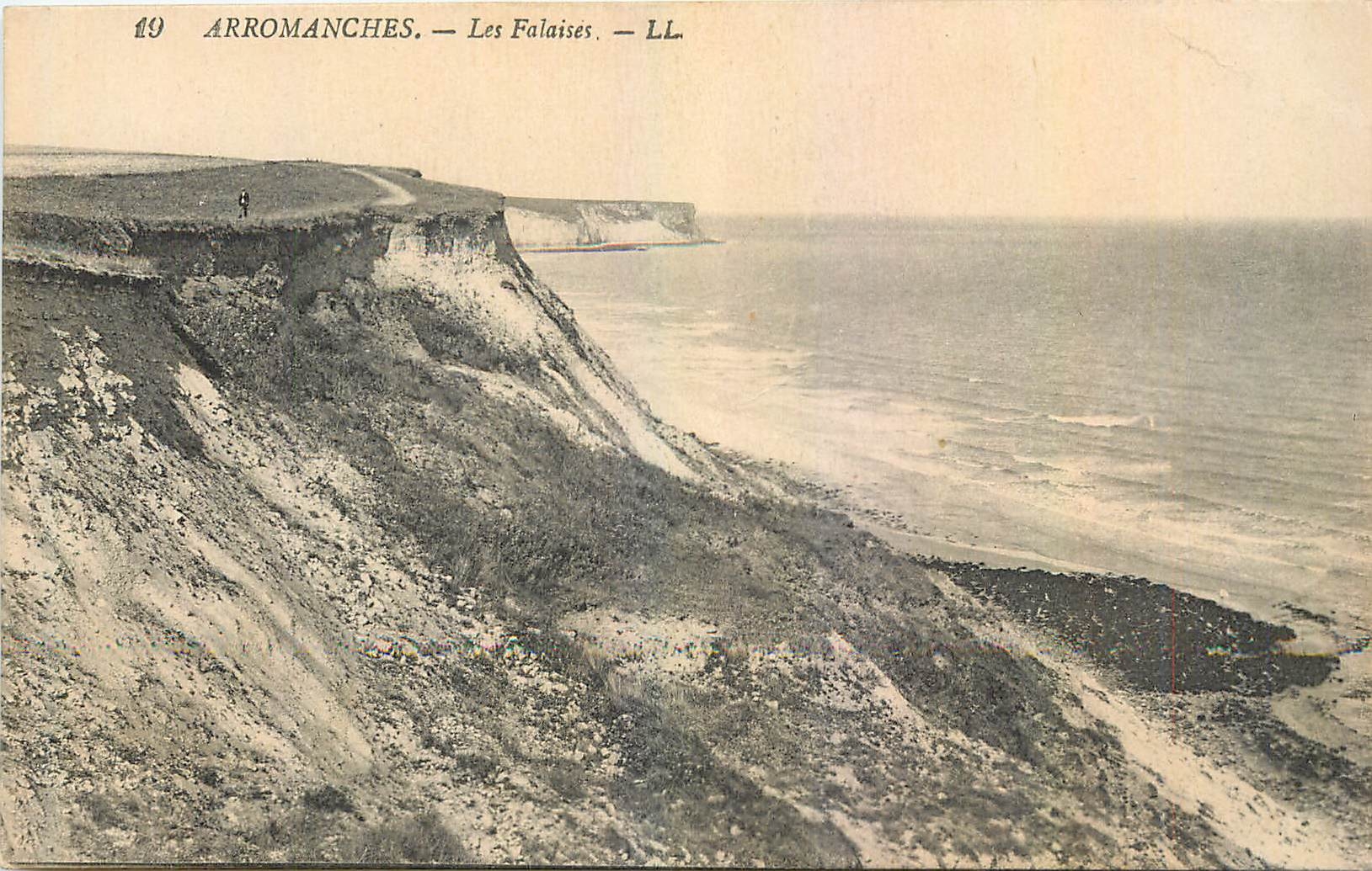 CPA Arromanches Les Falaises 