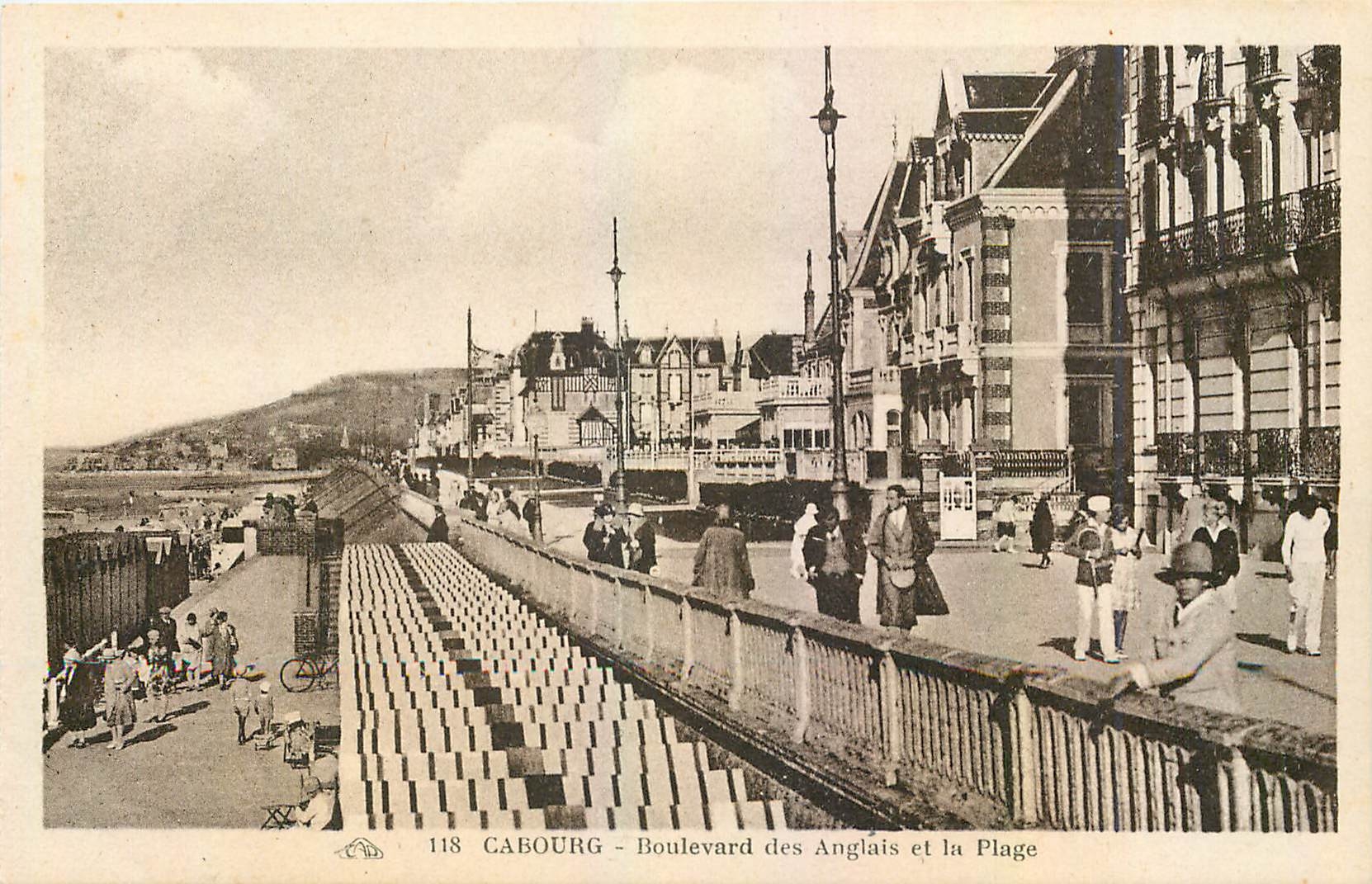 CPA Cabourg Boulevard des Anglais et la Plage 
