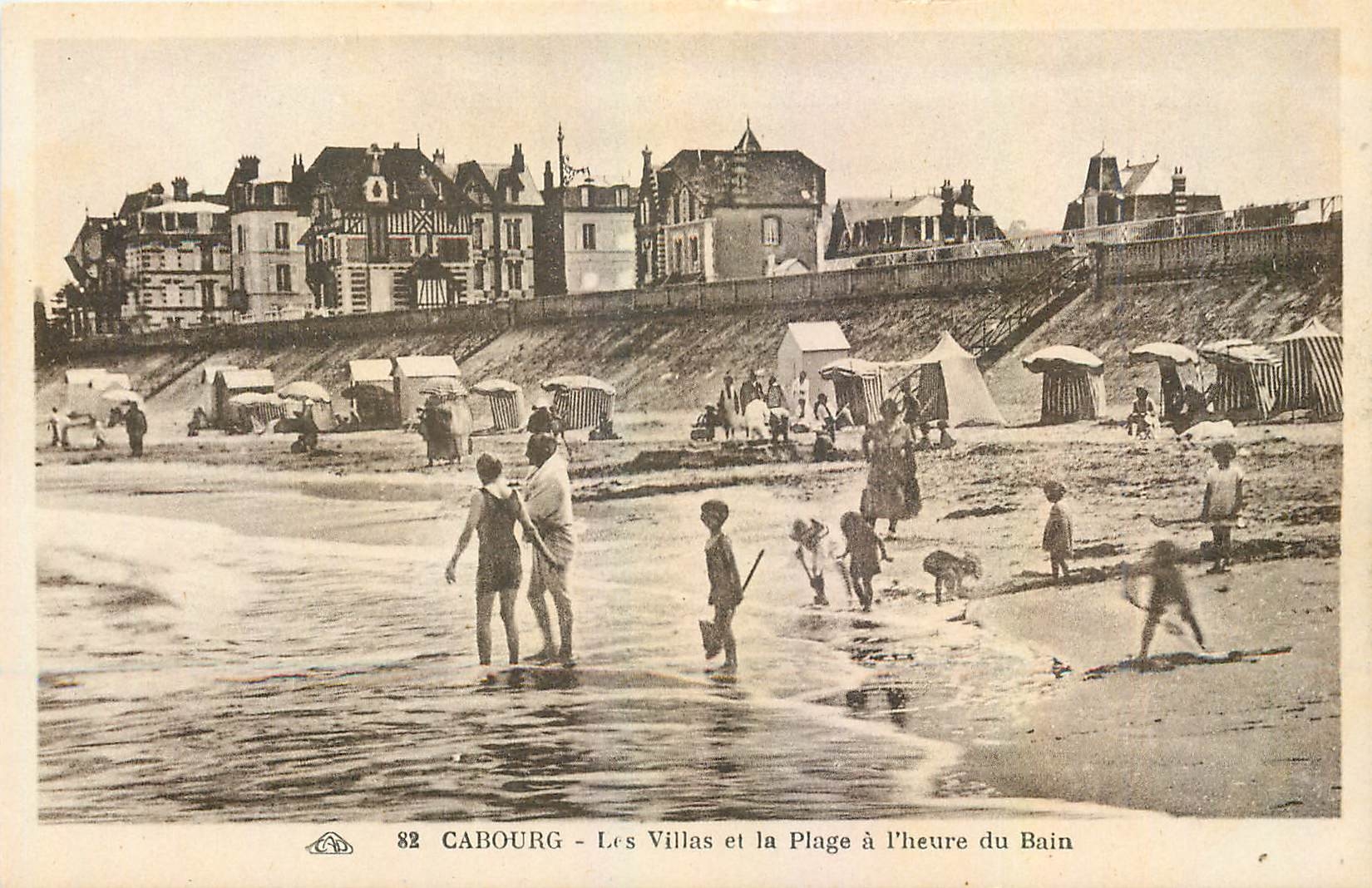 CPA Cabourg Les Villas et la Plage a l'Heure du Bain