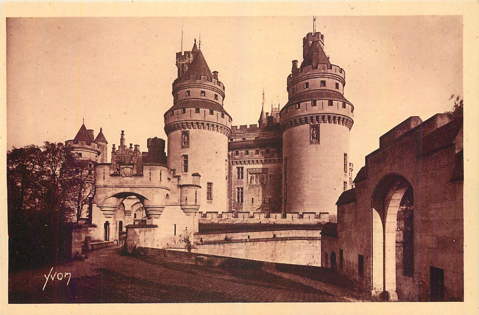 CPA Chateau de Pierrefonds Oise L'Entree du Chateau et Tours Charlemagne