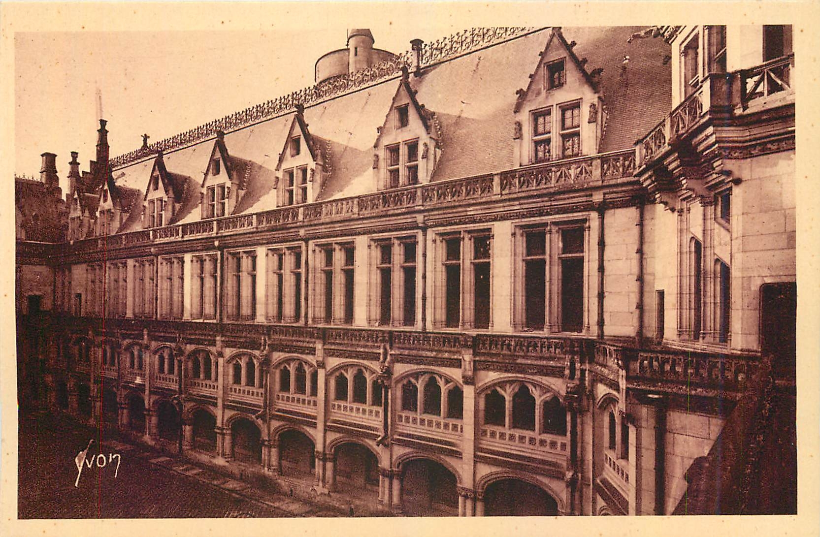 CPA Chateau de Pierrefonds Oise Colonnade de la Cour d'Honneur