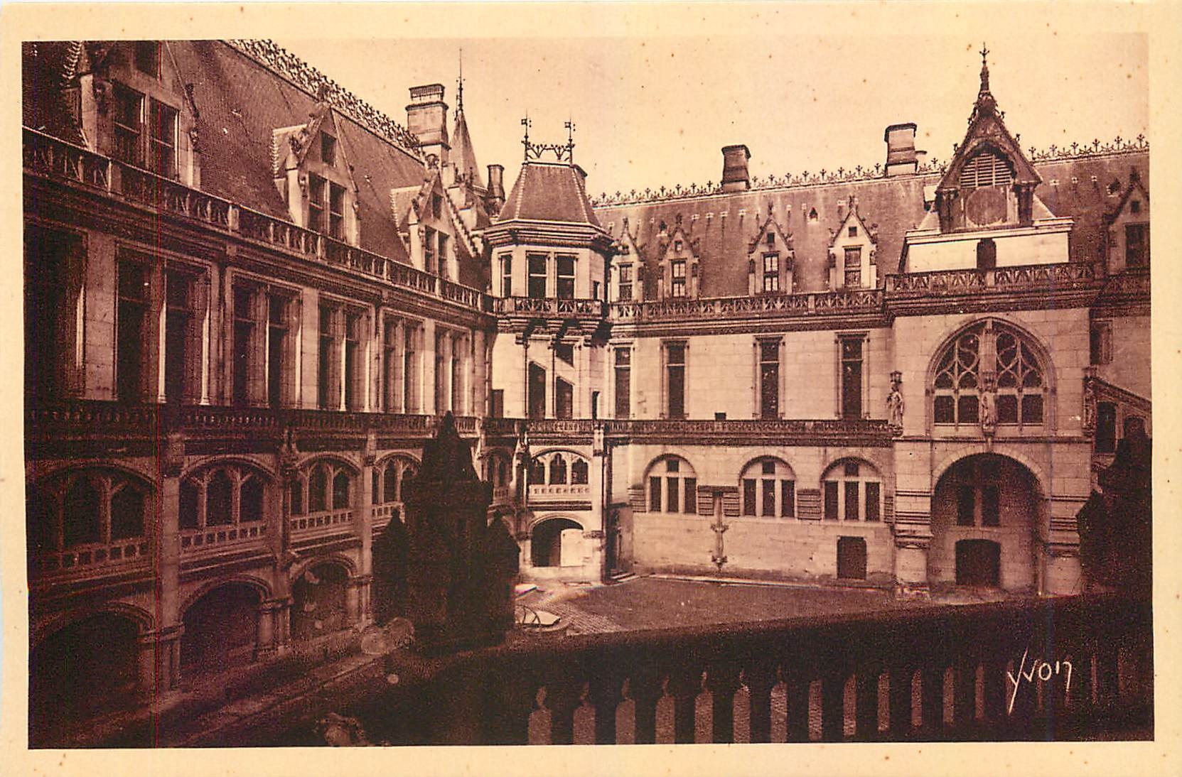 CPA Chateau de Pierrefonds Oise La Cour d'Honneur 