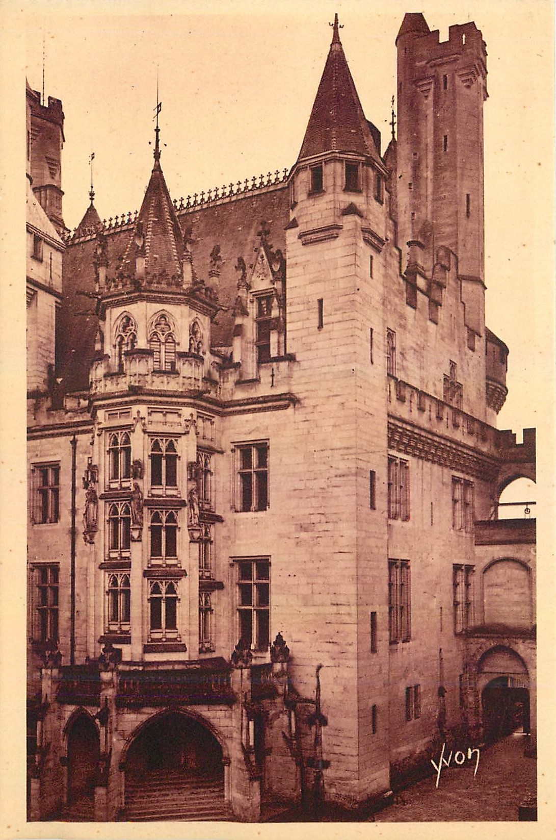 CPA Chateau de Pierrefonds Oise L'Entree du Chateau