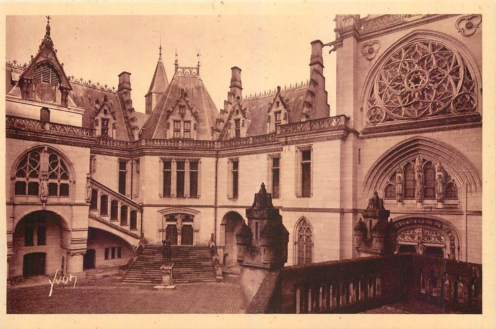 CPA Chateau de Pierrefonds Oise La Cour d'Honneur