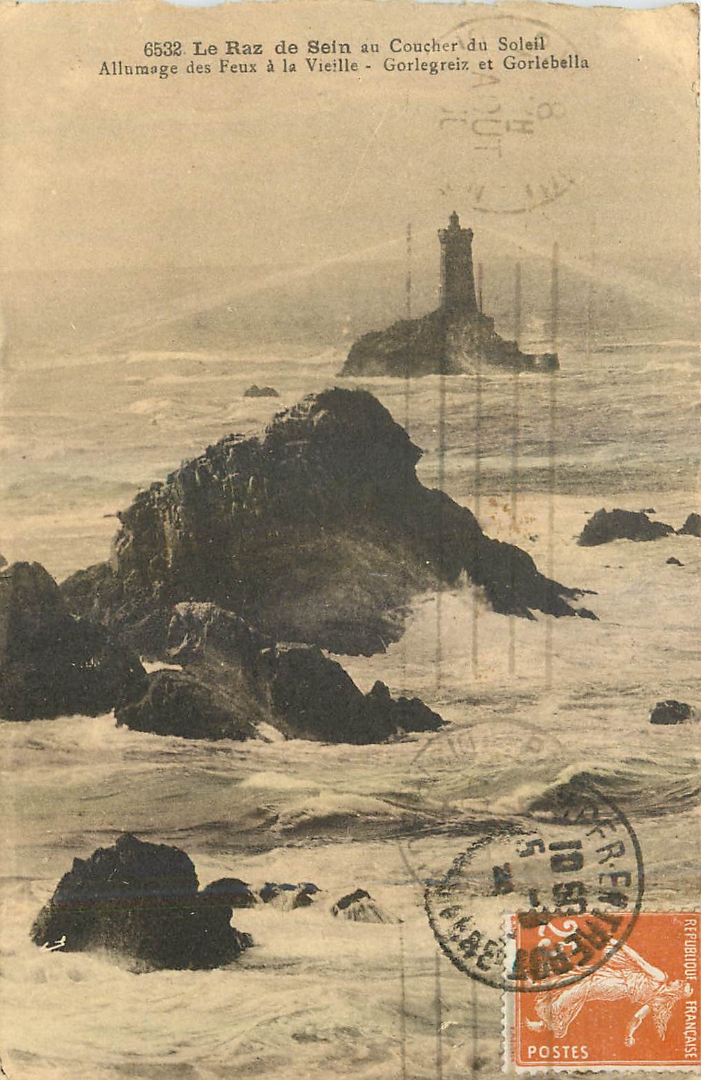 CPA Le Raz de Sein au Coucher du Soleil Allumage des Feux a la Vieille 