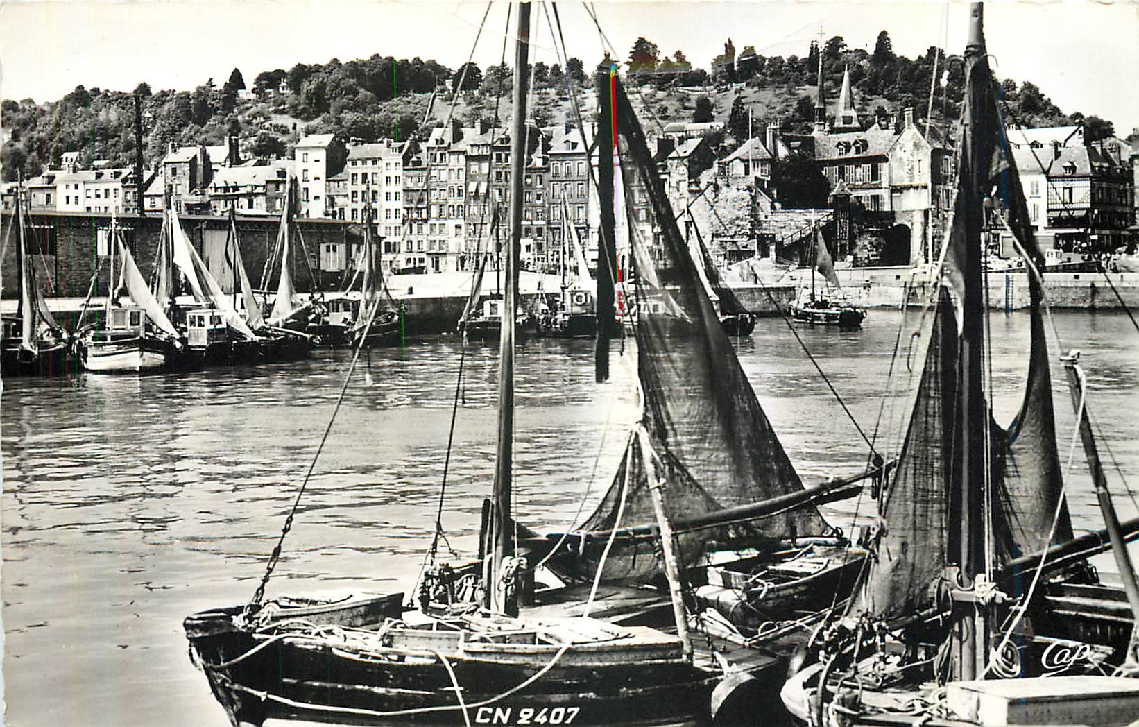CPM Honfleur Le Port vers la Ville Bateaux