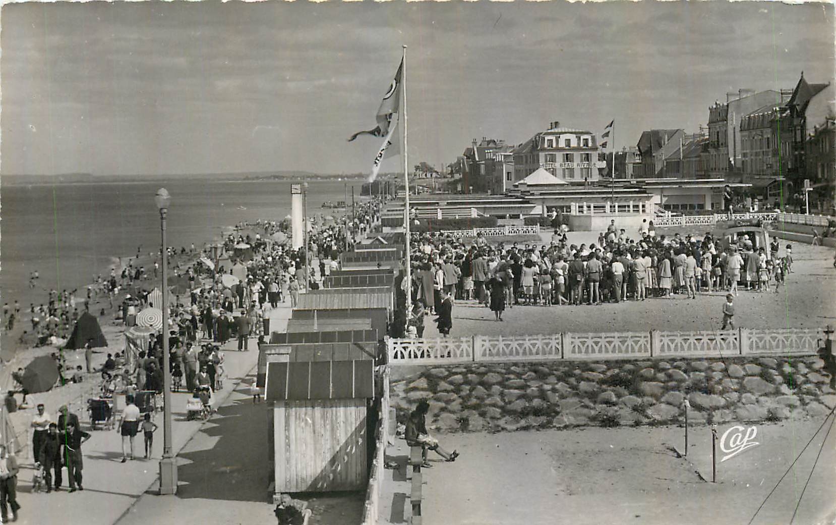 CPM Luc sur Mer Vue generale de la Plage