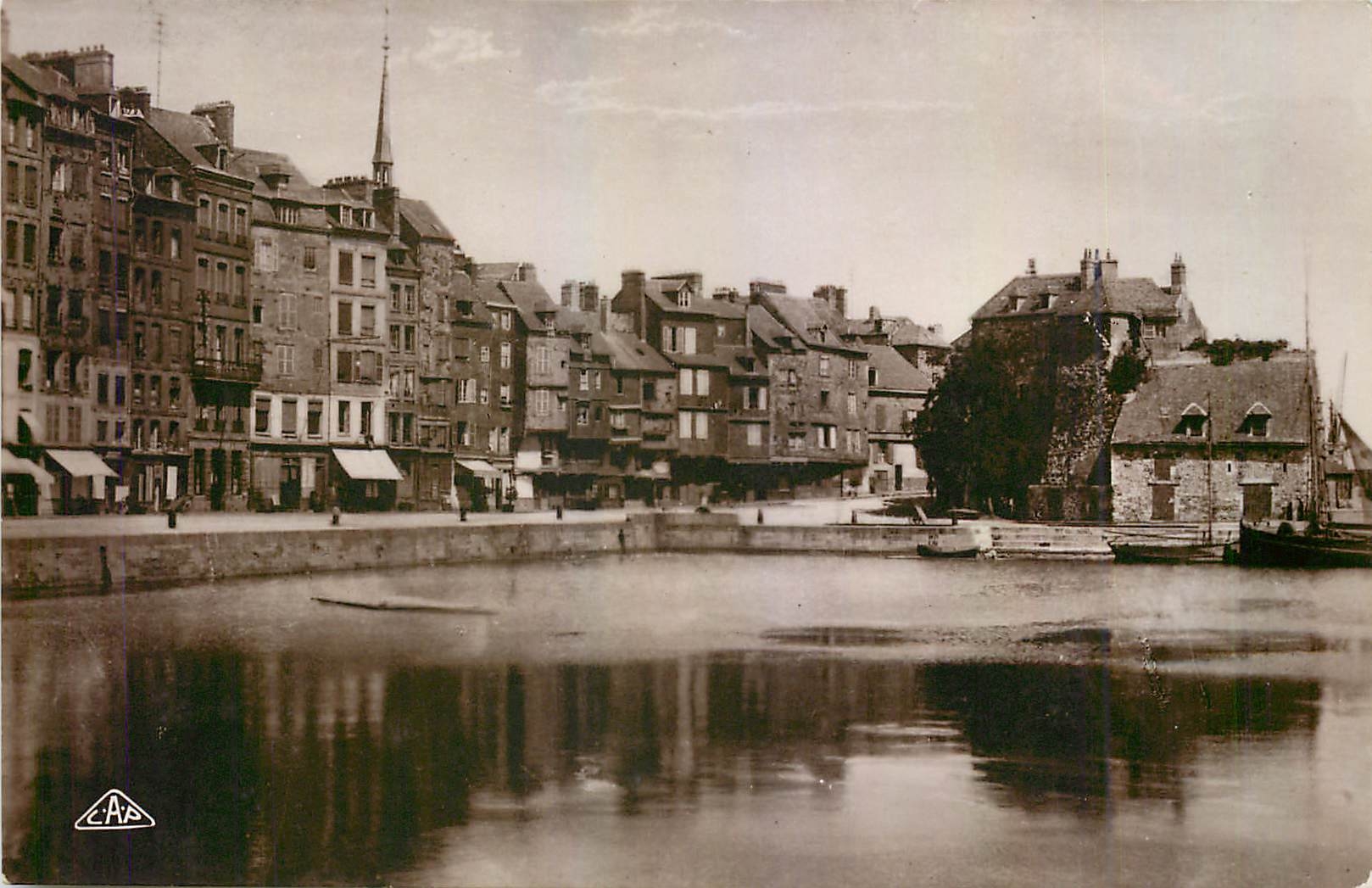 CPM Honfleur Quai Ste Catherine et la Lieutenance