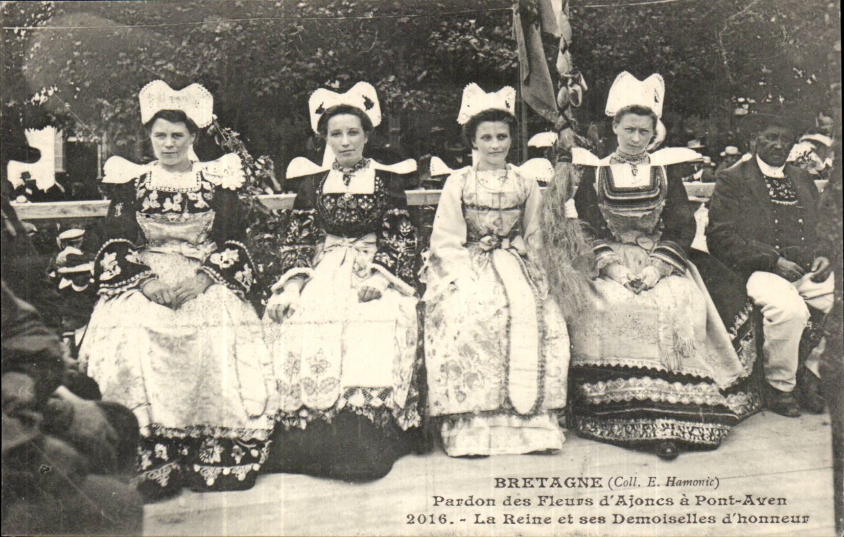 Brittany Pardon of the Flowers of Ajoues has Bridge Swallow-hole the Queen and the Young ladies of honor - CPA