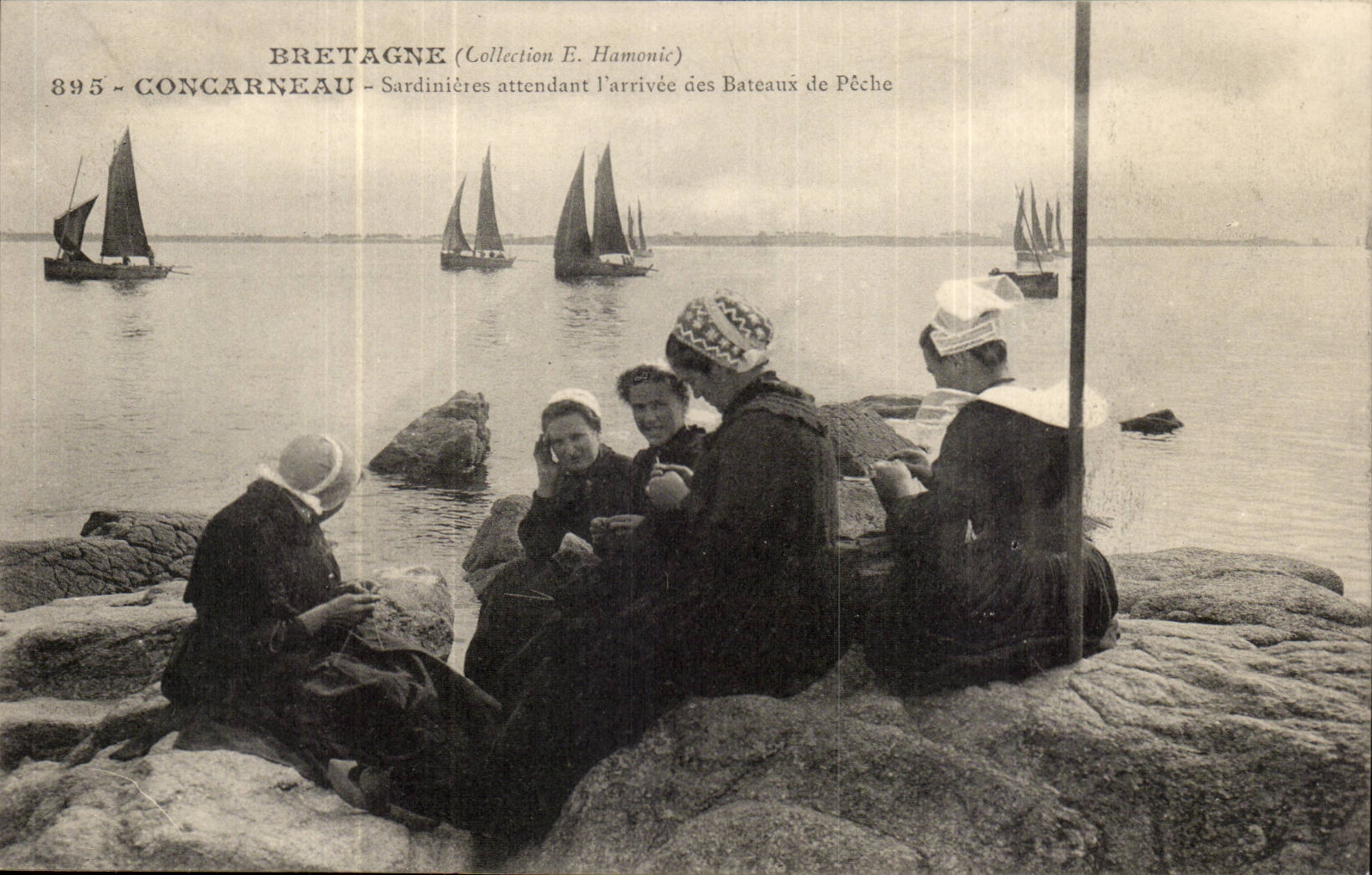 Brittany Concarneau- Sardinieres awaiting the arrival of the Fishing Vessels - CPA