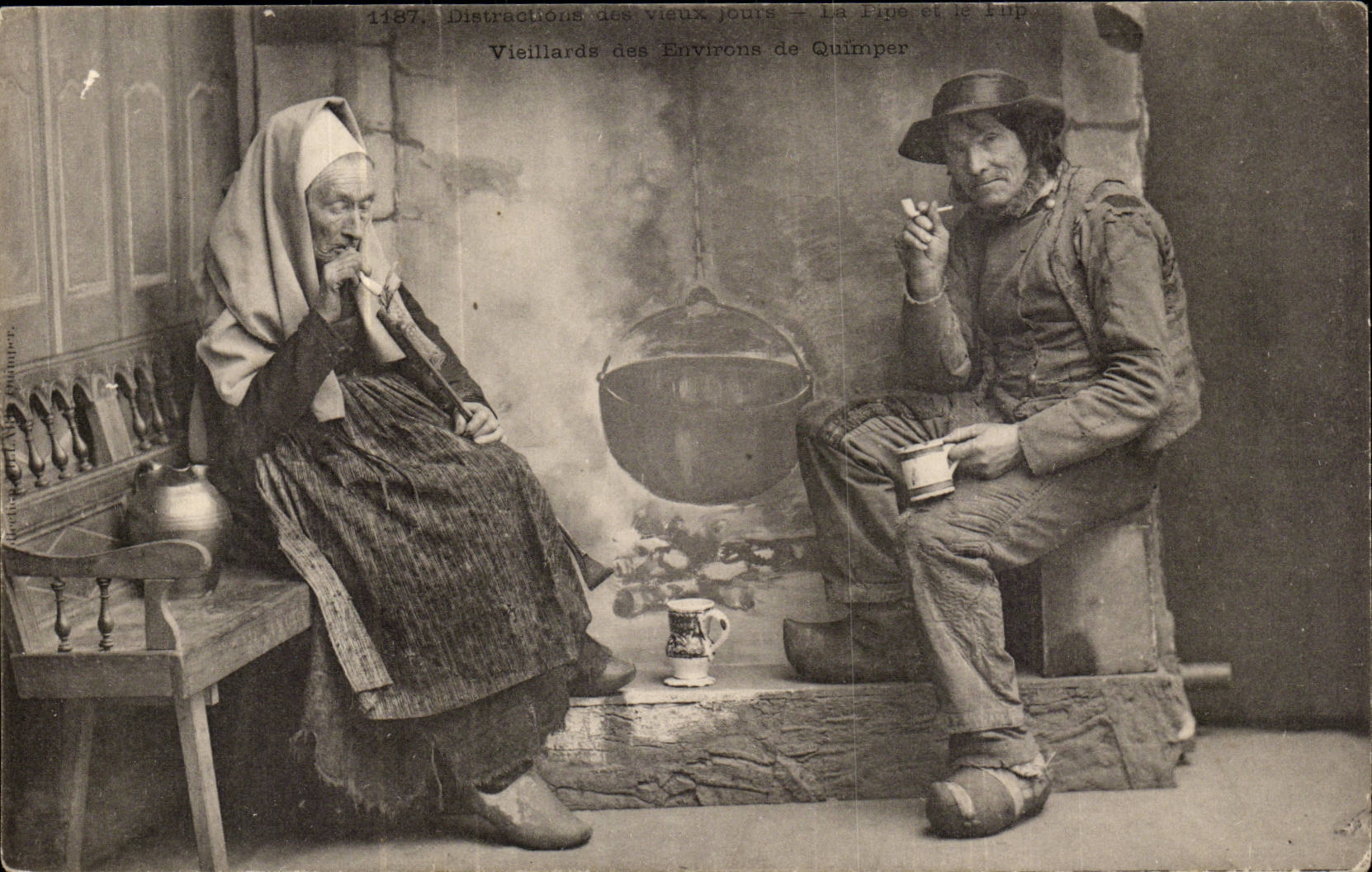 Pipe smoking At has roaring fire - CPA Folklore Viellards of the surroundings of Quimper