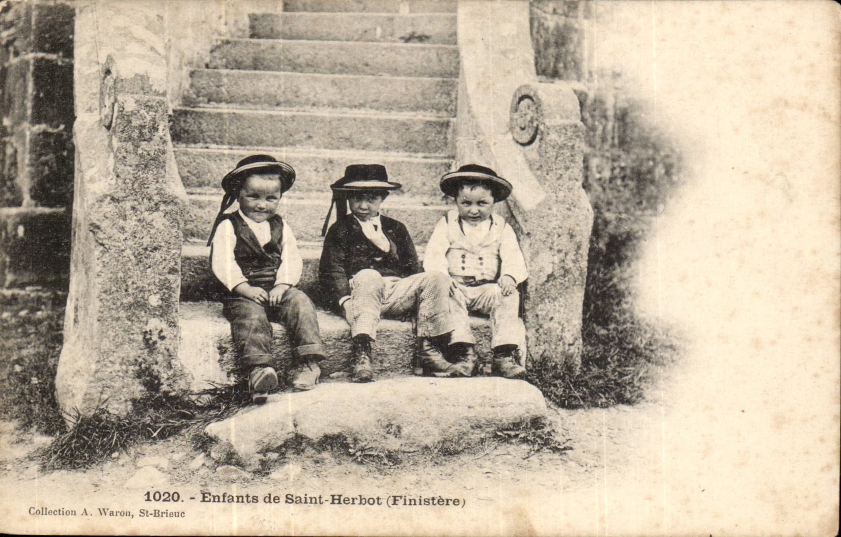 Gretagne- Children of Saint Herbot (Finistere) - CPA Children
