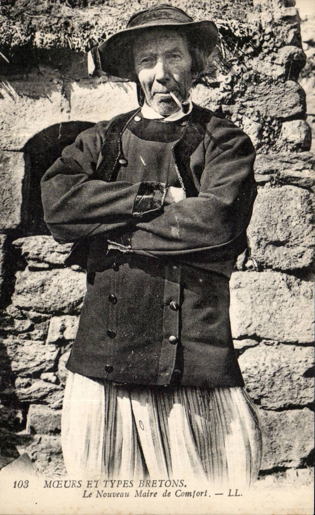 Brittany Breton Manners and Typeas New the Town hall of Comfort-CPA