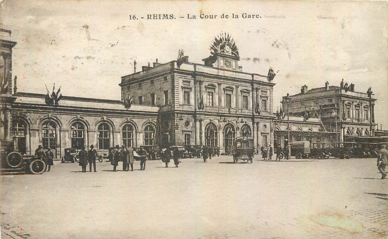 CPA Reims La Cour de la Gare 