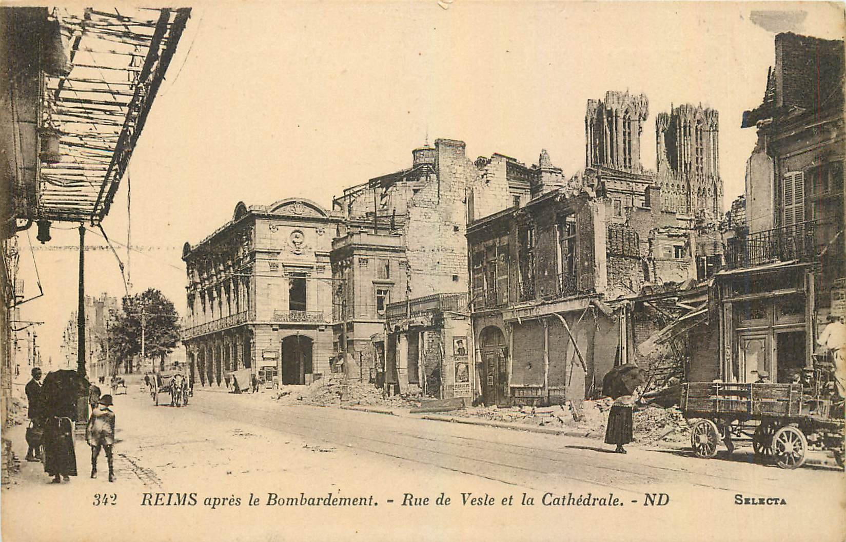 CPA Reims apres le Bombardement Rue de Vesle et la Cathedrale Militaria