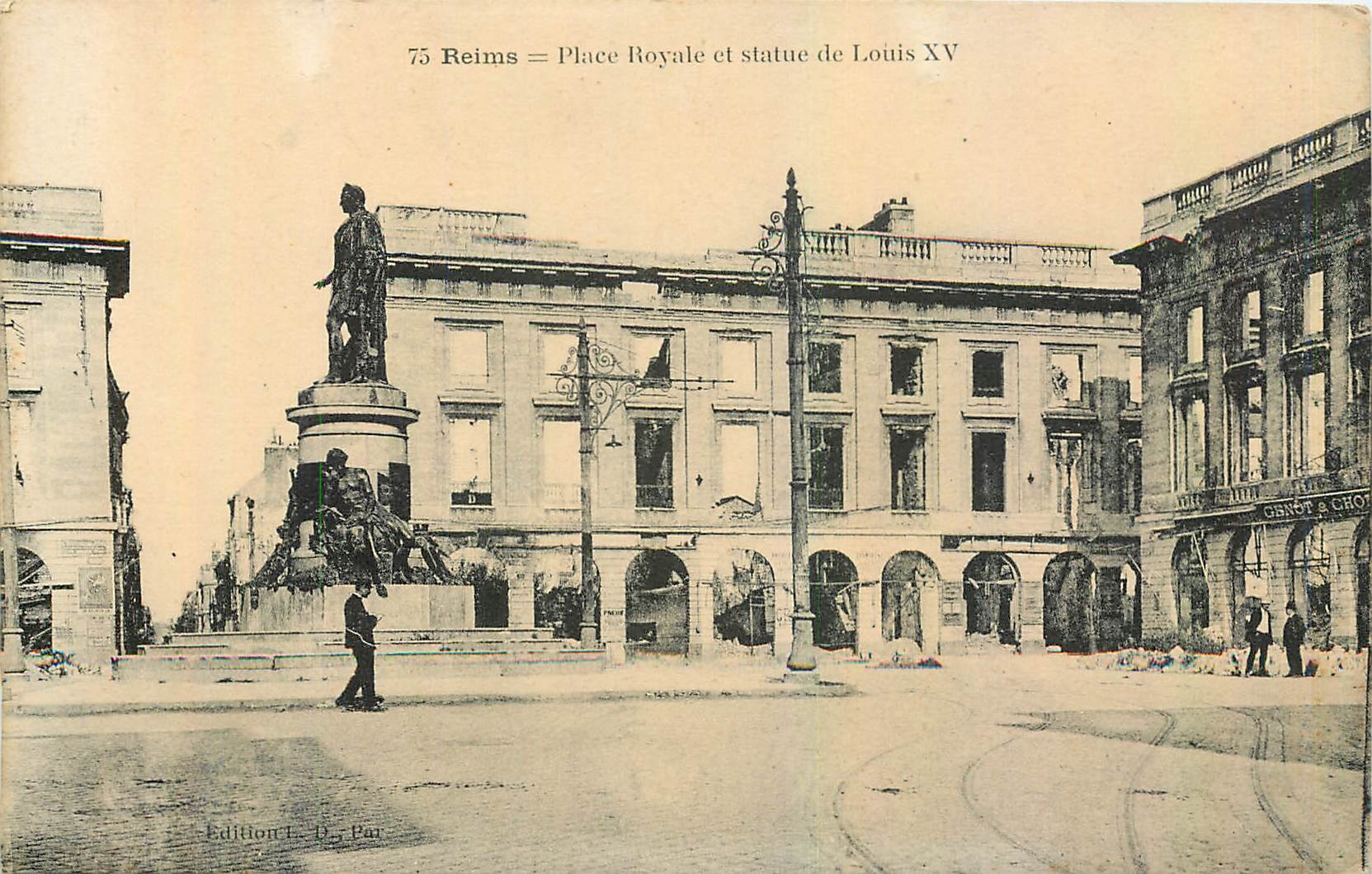 CPA Reims Place Royale et statue de Louis XV 