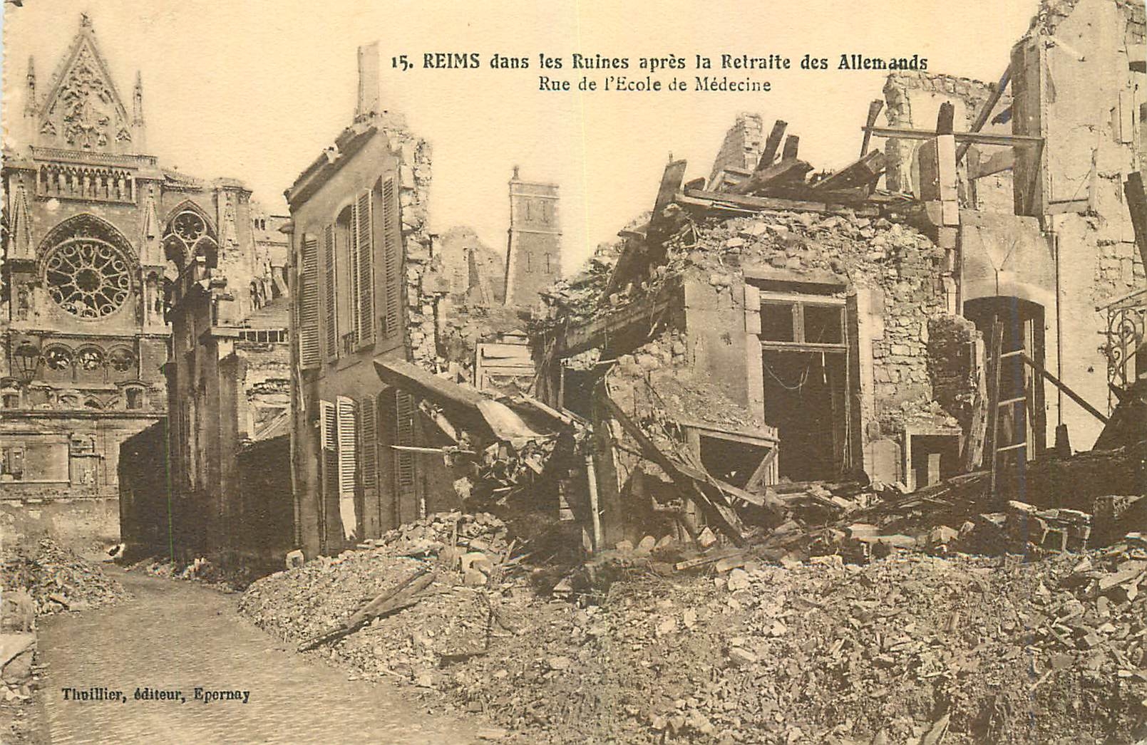 CPA Reims dans les Ruines apres la Retraite des Allemands 