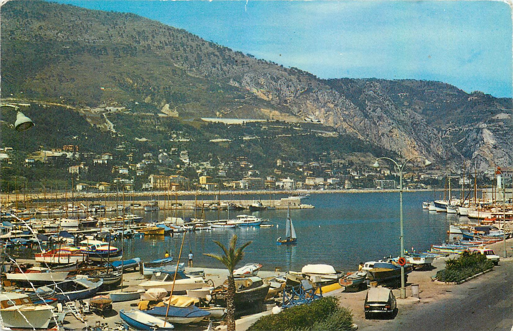 CPA Menton Alpes Maritimes Le petit port de plaisance et de peche 