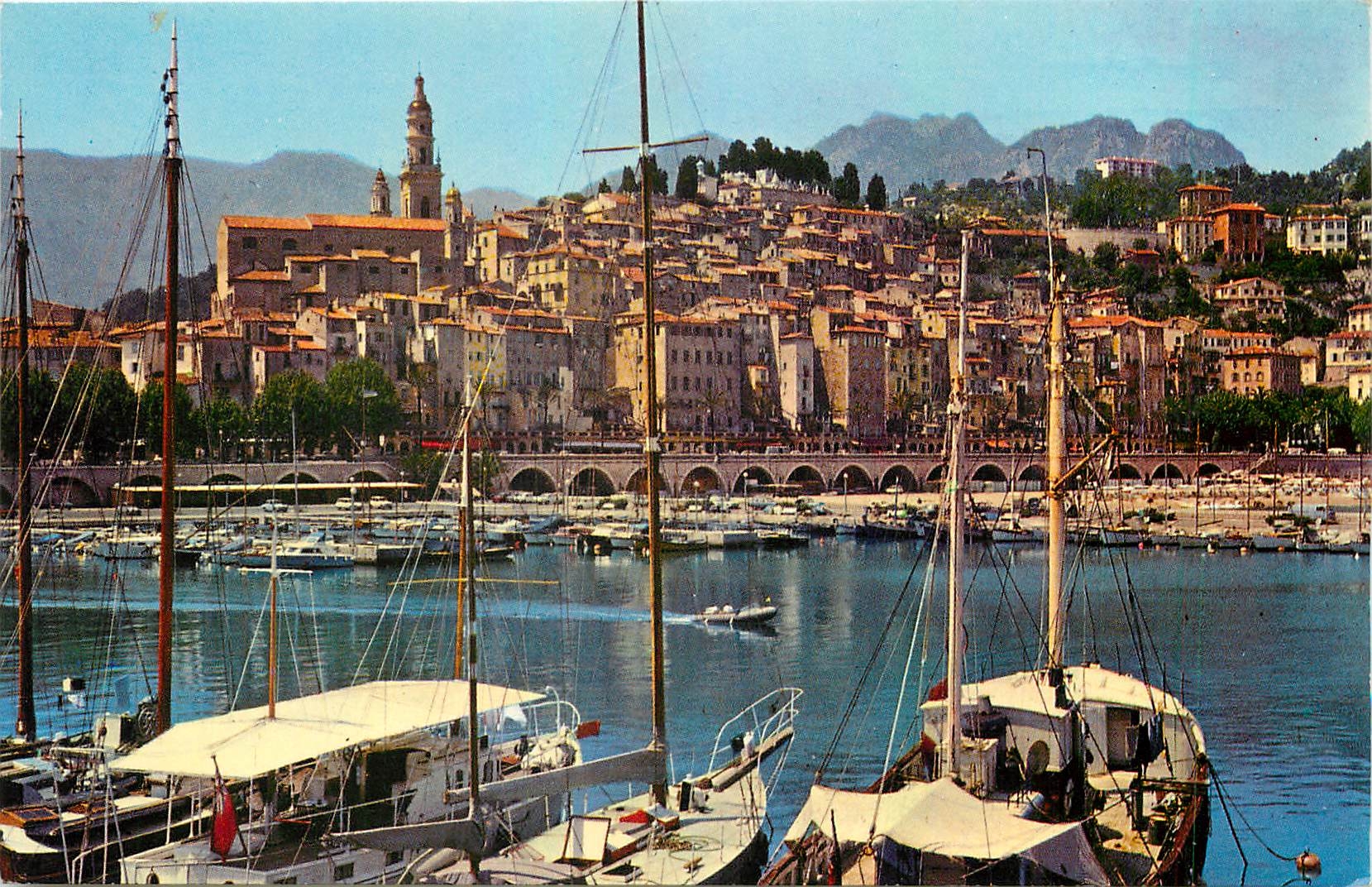 CPM Menton Alpes Maritimes Le Port et la Vieille Ville Bateaux