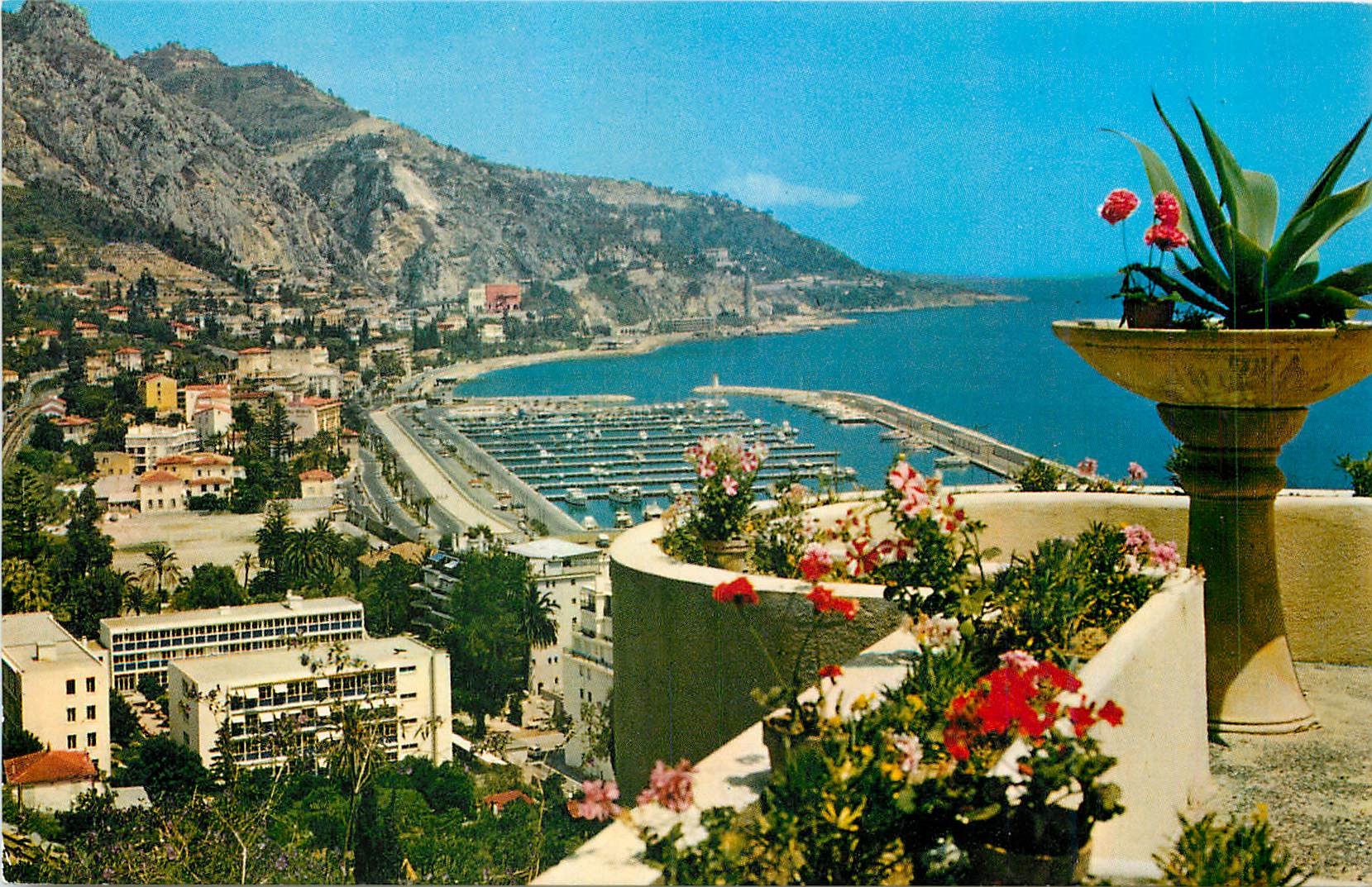 CPM Menton Le port de Garavan et la frontiere Franco Italienne 
