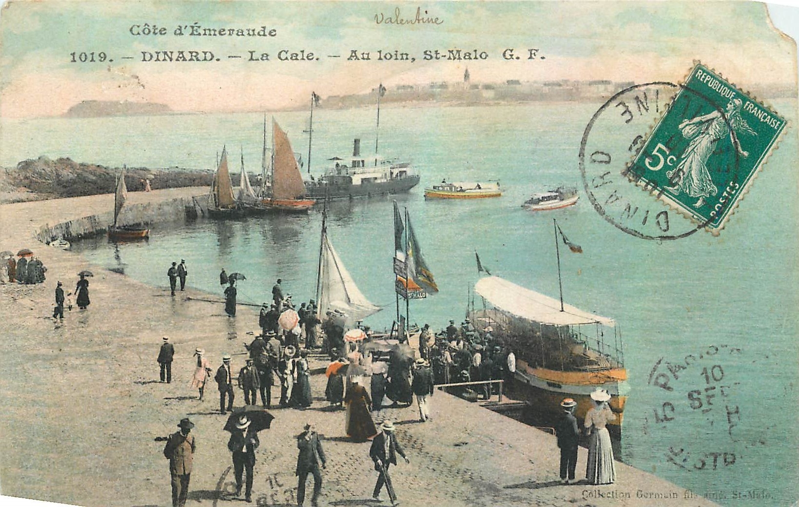 CPA Dinard La Cale Au loin St Malo Bateaux