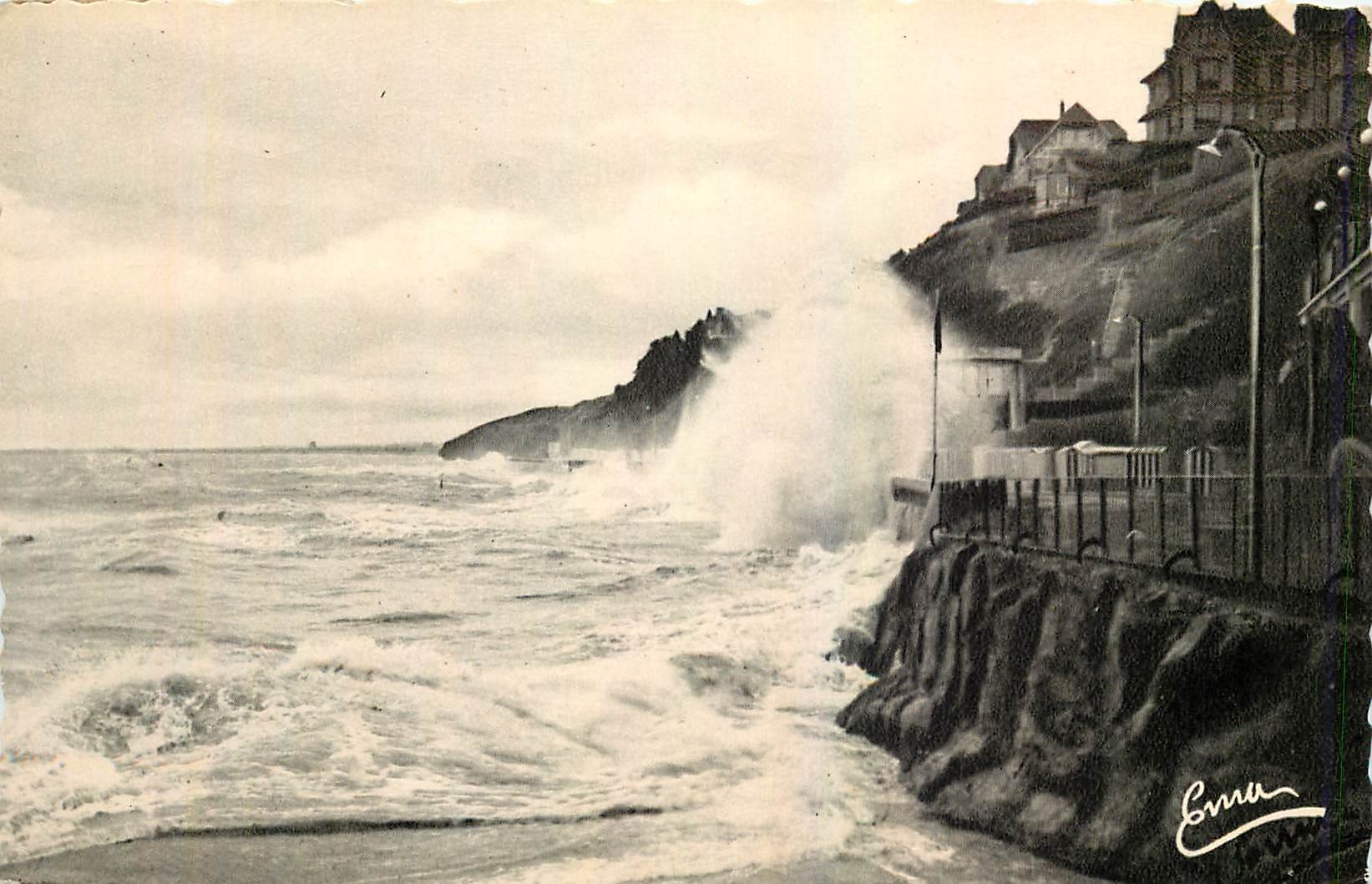 CPM Granville Manche Effet de vagues 
