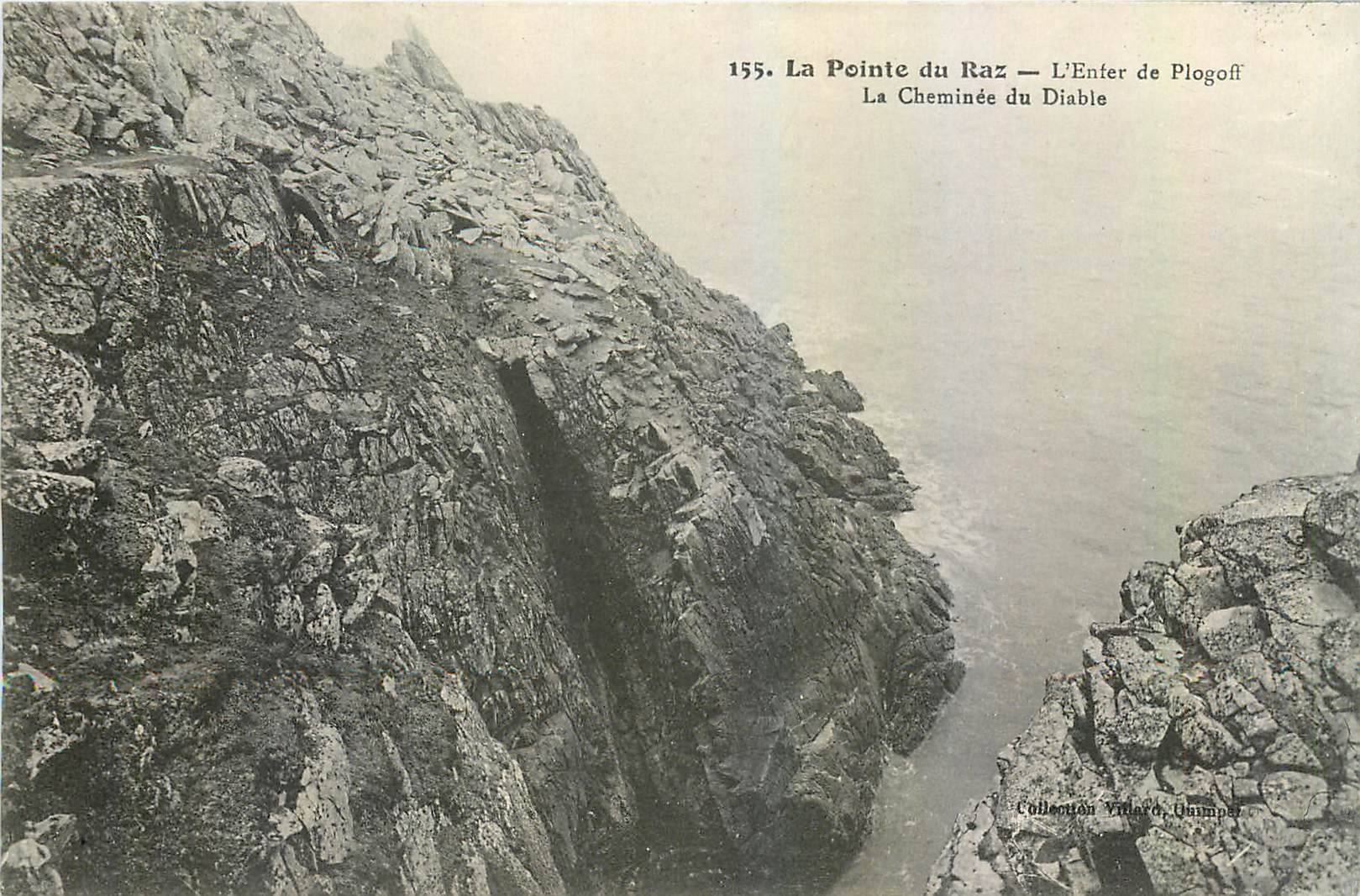 CPA La Pointe du Raz L'Enter de Plogoff La cheminee du diable