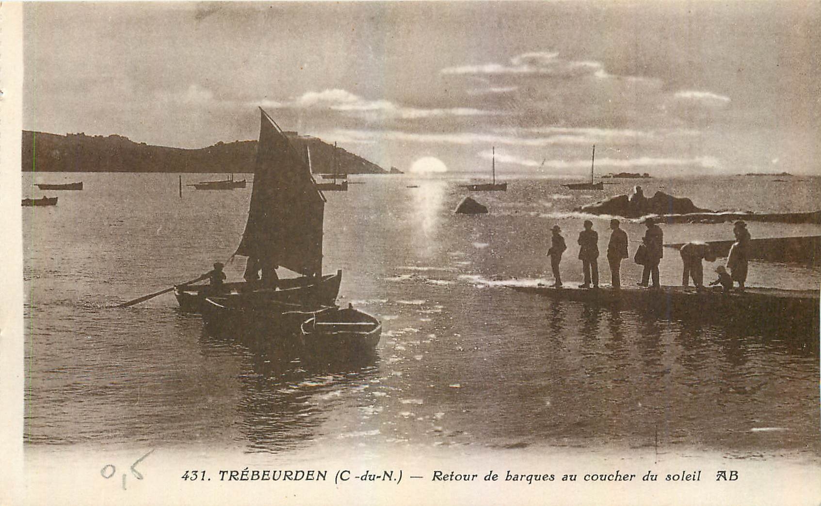 CPA Trebeurden C du N Retour de barques au coucher du soleil Bateau
