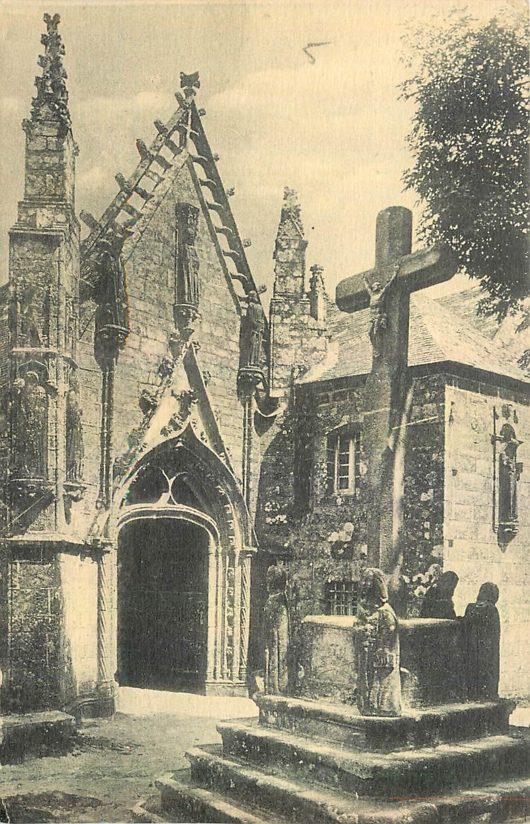 CPA Calvaire et Portail de St Tugen Route d'Audierne a la Pointe du Raz