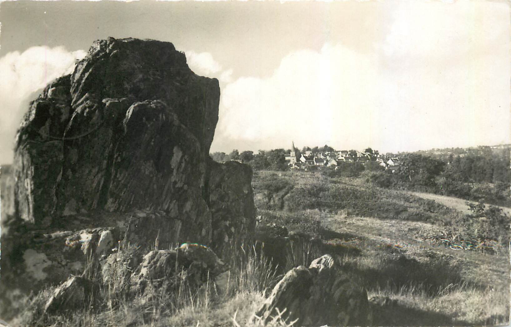 CPM Uzel Vue Generale et la Roche du Coucou 