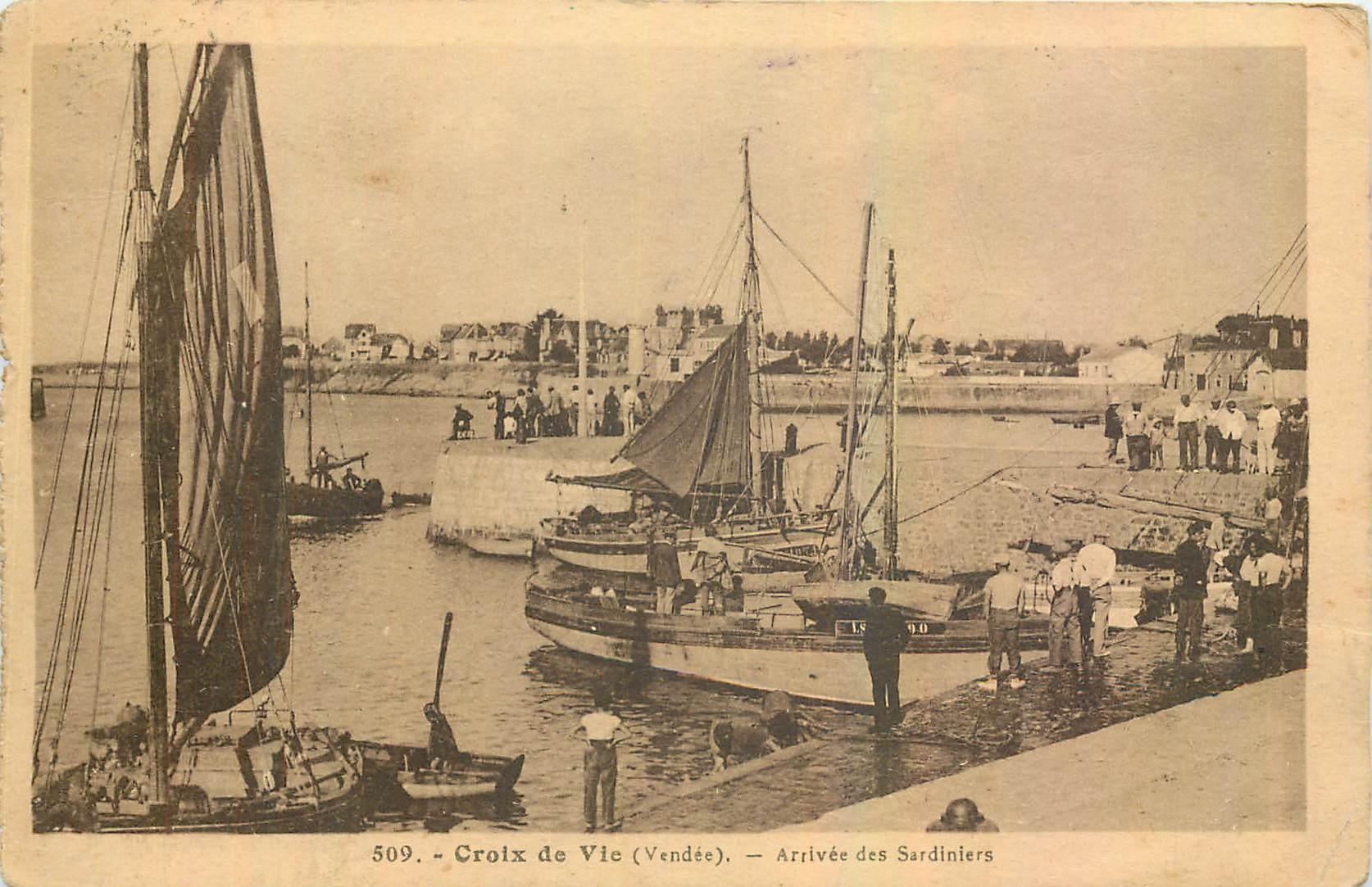 CPA Croix de Vie Vendee Arrivee des Sardiniers Bateau